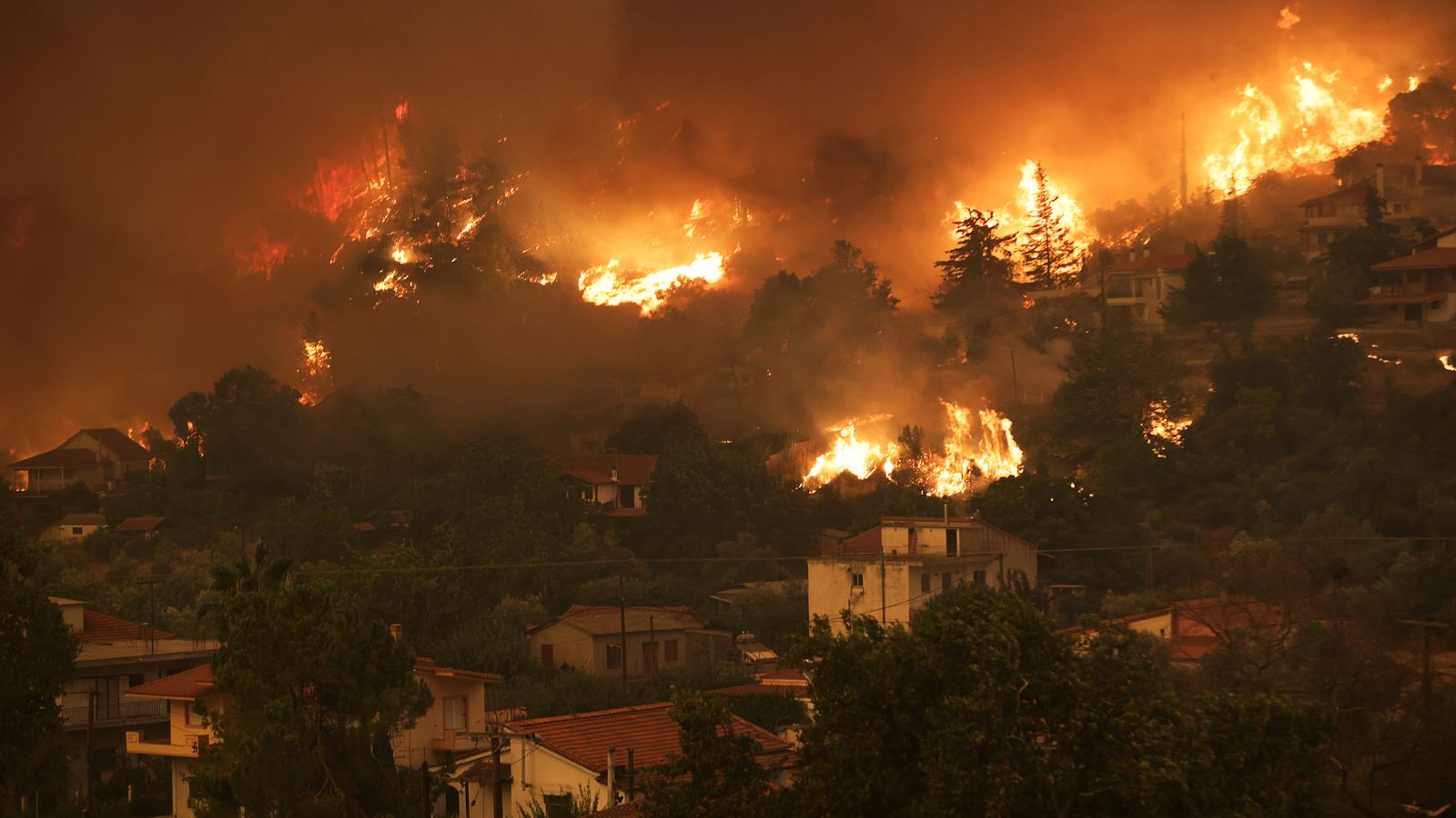 Les flames assetgen les cases de Gouves, una població de l'illa grega d'Eubea