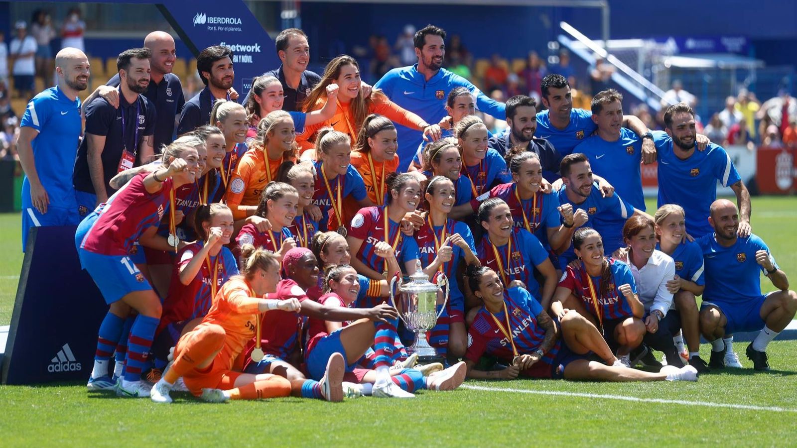 Les jugadores del Barça, amb el trofeu de campiones