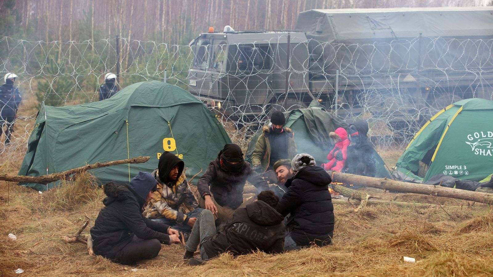 Migrants esperen en la frontera entre Polònia i Bielorússia
