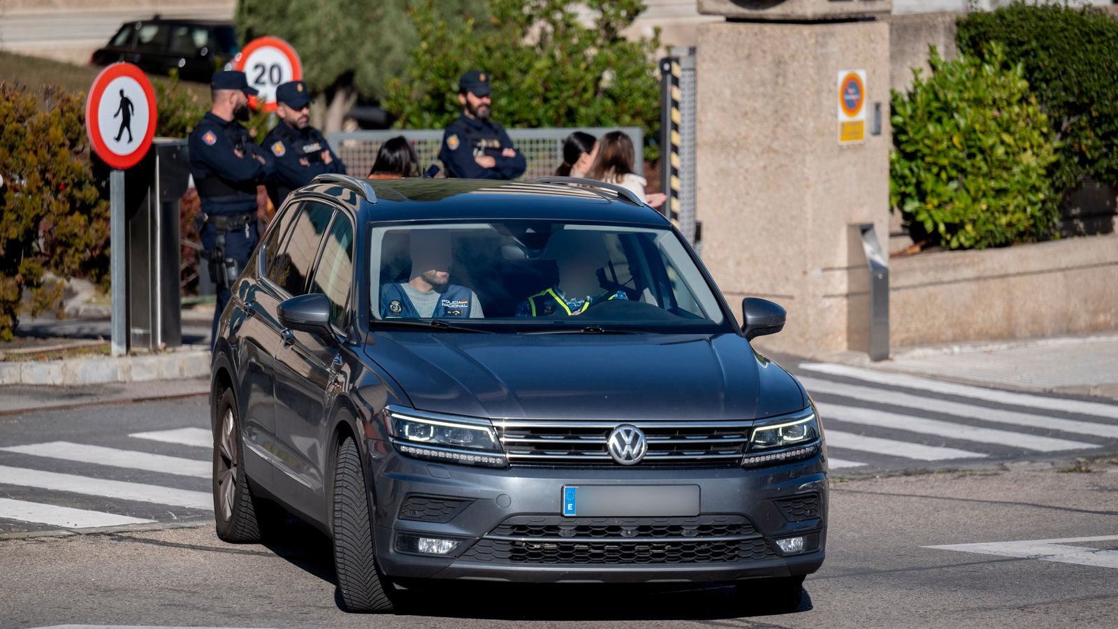 Agents de la Policia Nacional i la Guàrdia Civil entren en les oficines de Plus Ultra a Madrid