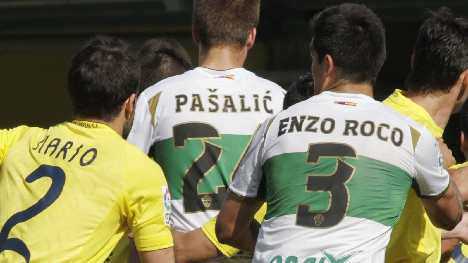 Mario i Enzo lluiten per una pilota en l'últim duel entre els dos equips a Primera