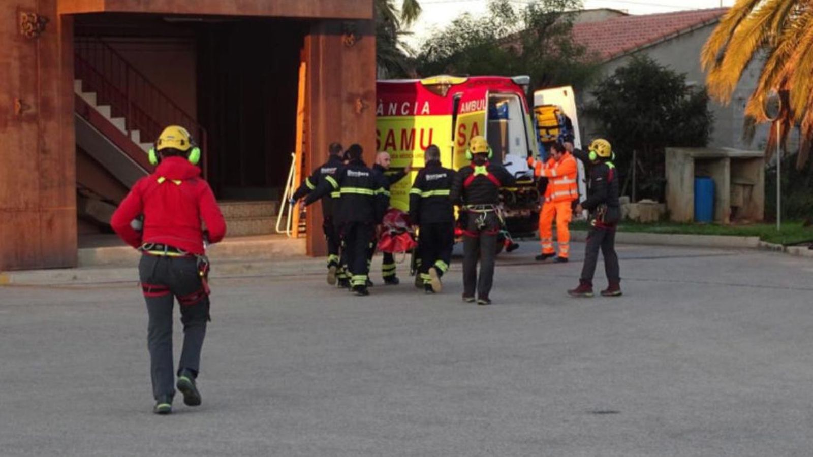 Al parc de bombers de Dénia, una ambulància l’esperava per a traslladar-la a l'hospital