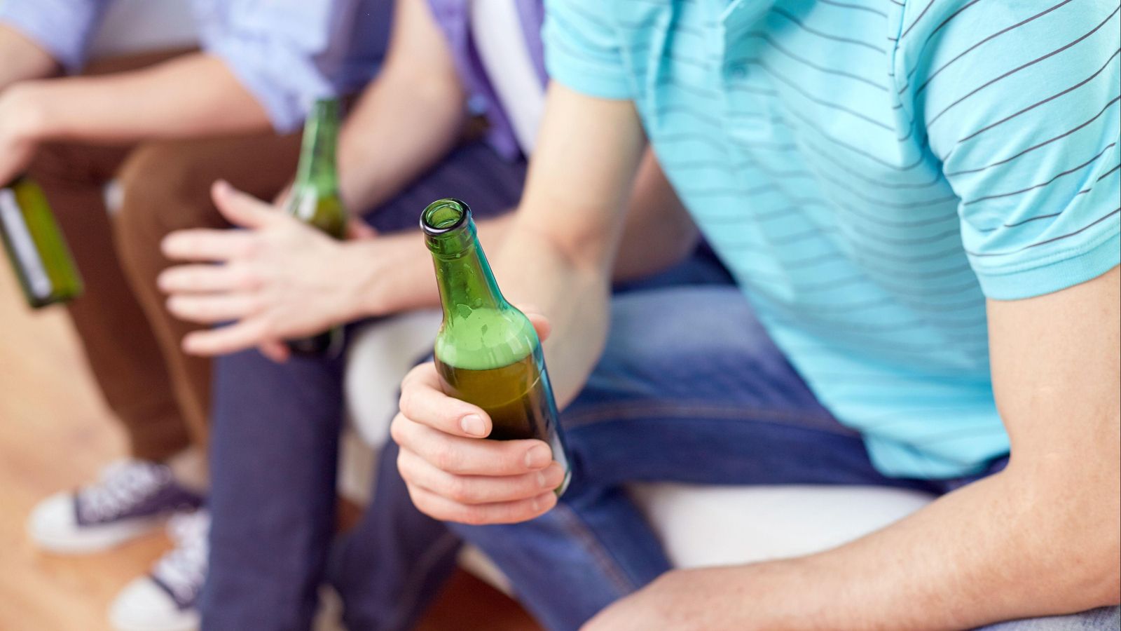 Imatge d'arxiu d'uns joves consumint alcohol