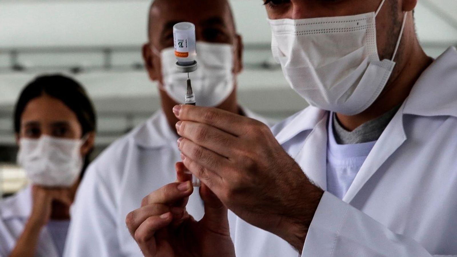 Un sanitari extrau una dosi de la vacuna contra el coronavirus al Brasil