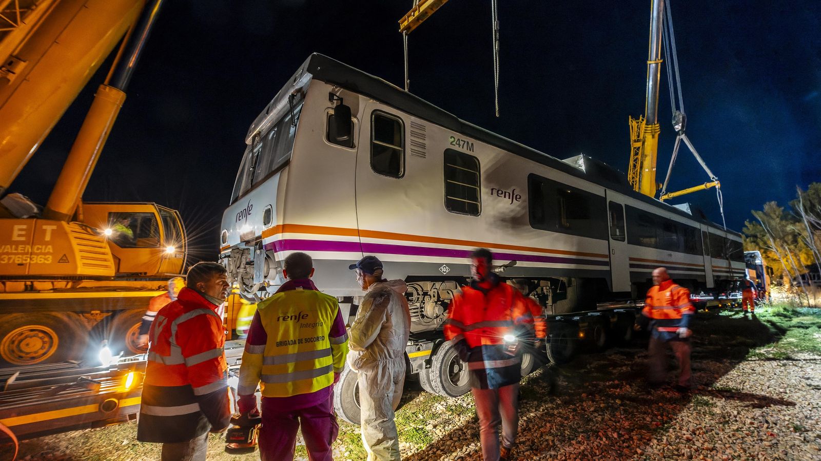Renfe transporta unitats de Rodalia per carretera per a recuperar tot el parc de trens de València