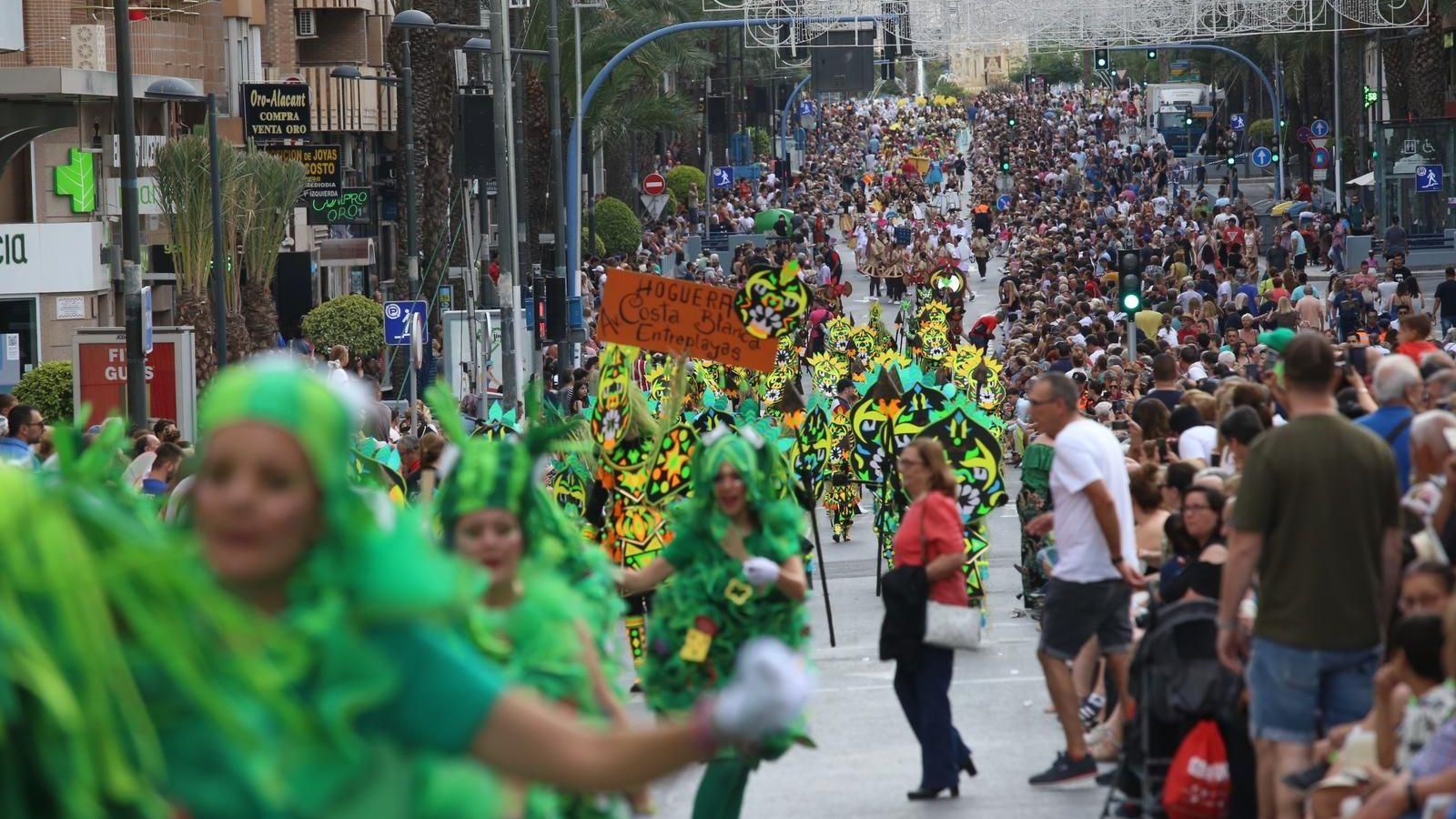 Un moment de la cavalcada del ninot de les Fogueres 2023