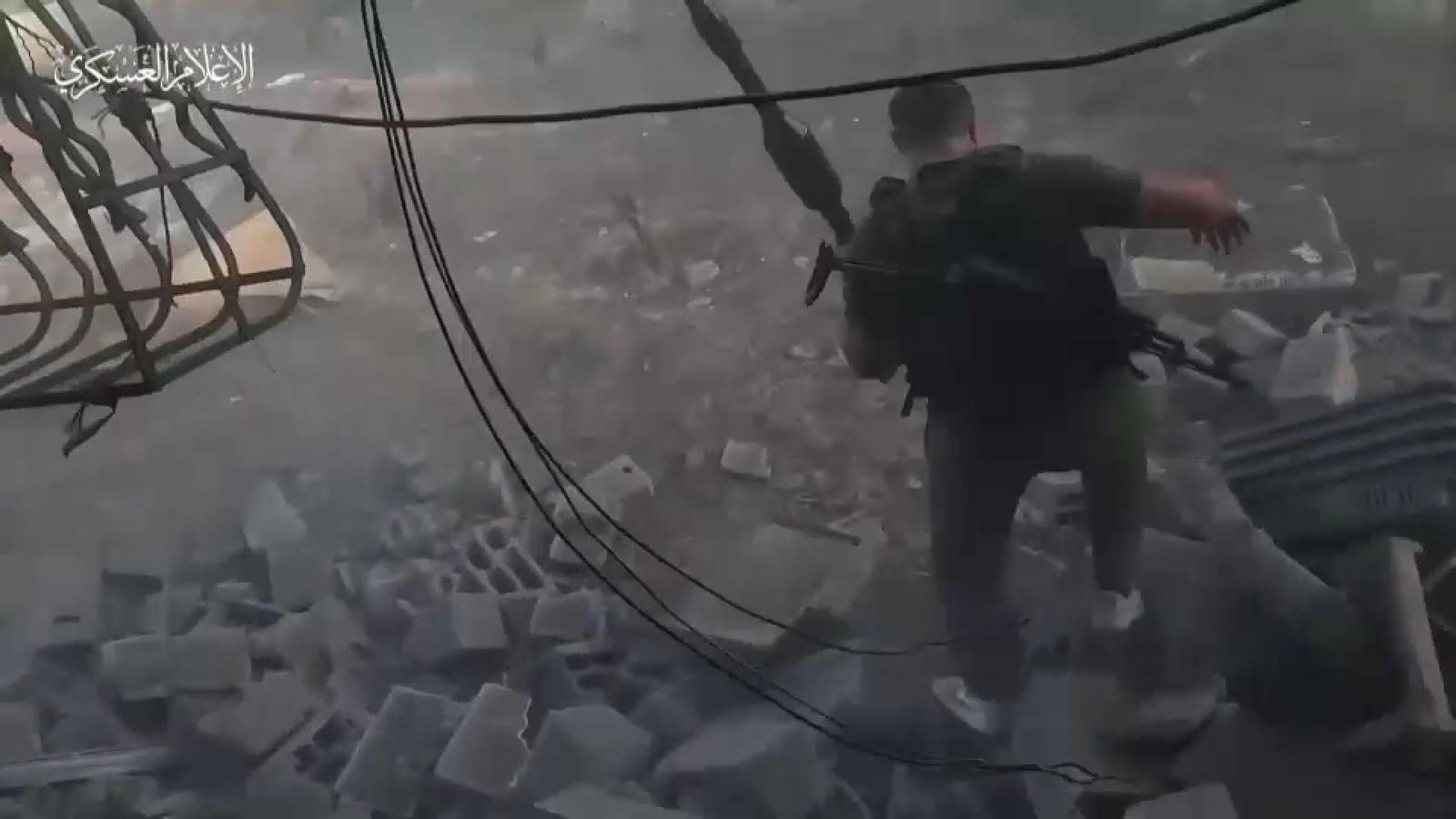 Un milicià de Hamàs durant els combats amb l'exèrcit d'Israel a la ciutat de Gaza