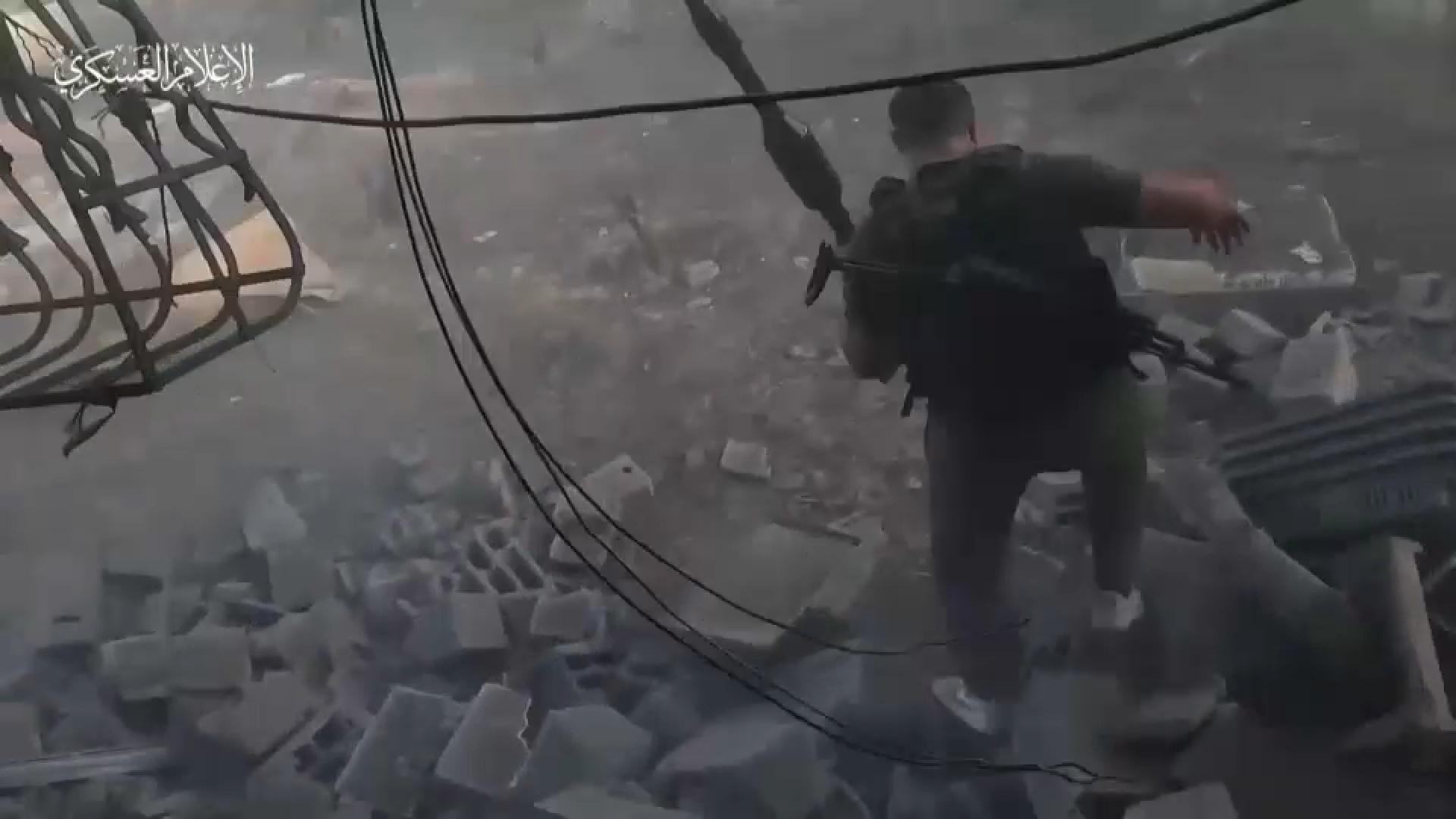 Un milicià de Hamàs durant els combats amb l'exèrcit d'Israel a la ciutat de Gaza