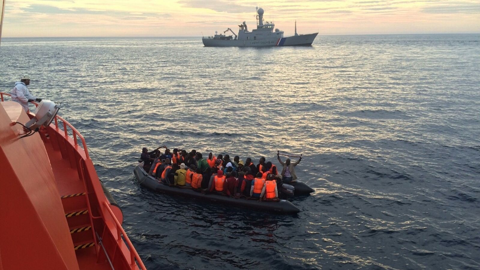 Moren tretze immigrants davant la costa de Melilla