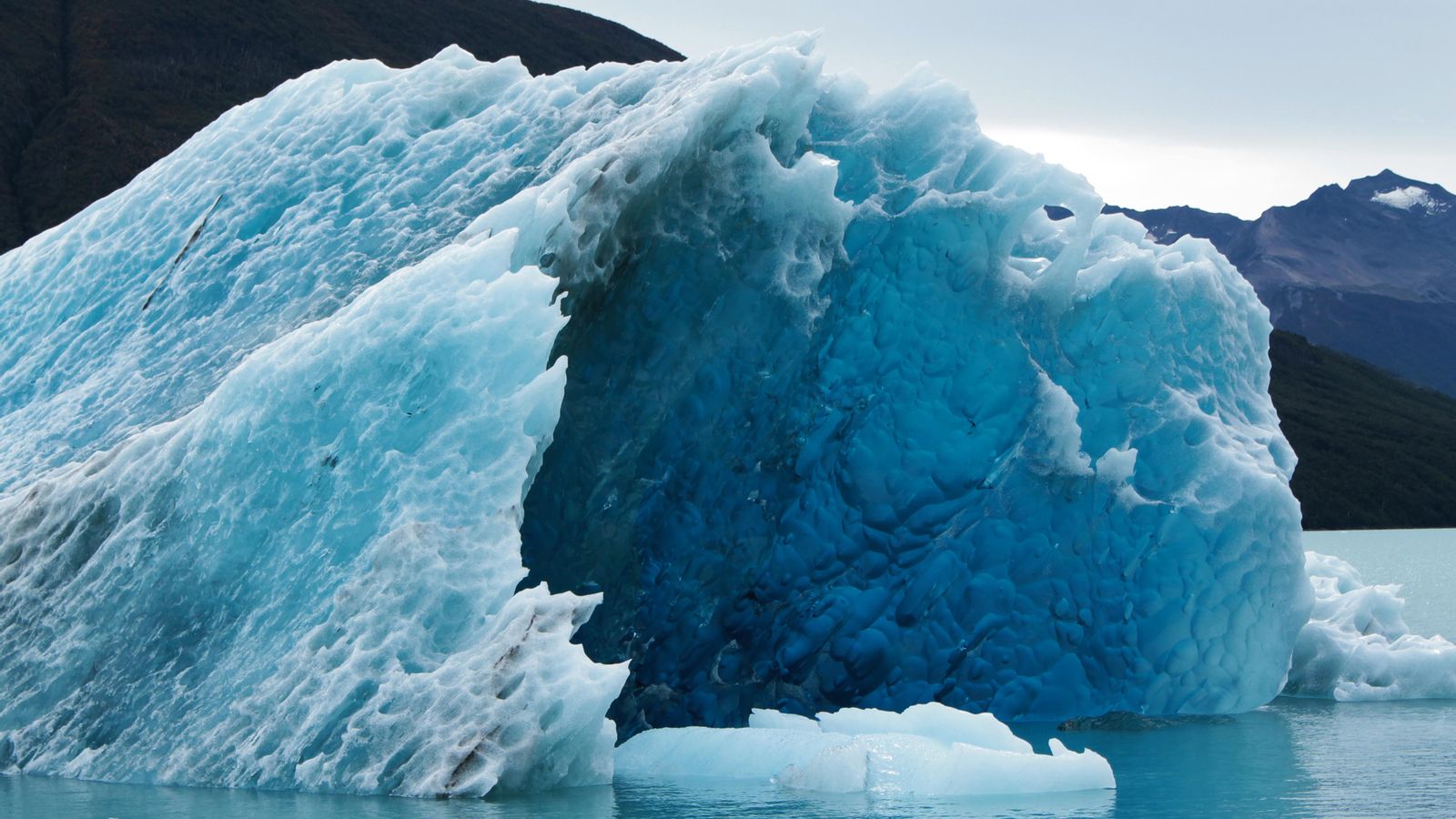 Gel surant sobre el llac Argentí, en el Parc Nacional Los Glaciares