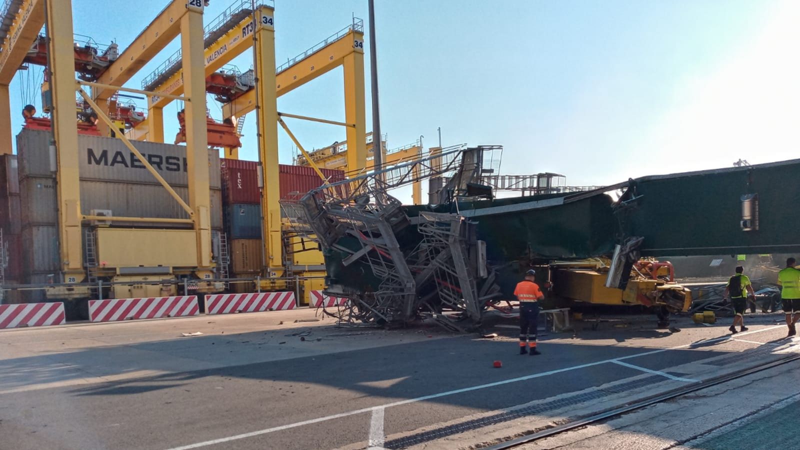 Un vaixell que transportava contenidors ha xocat contra una terminal i ha fet caure una de les grues que hi treballaven