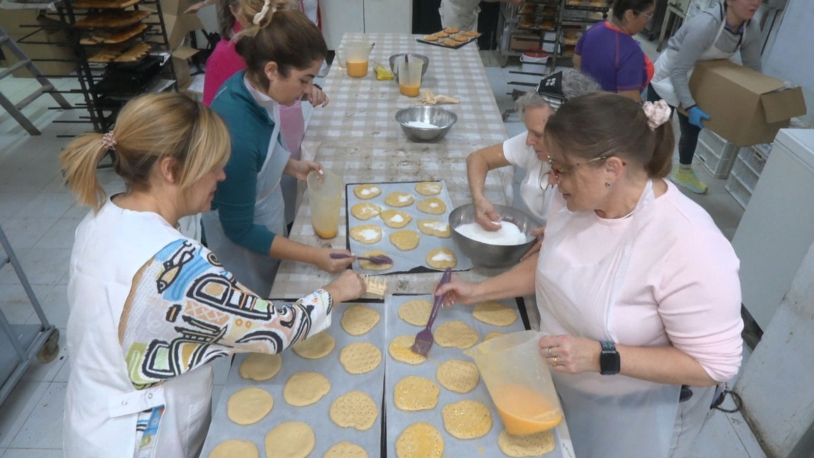 Preparació de les coquetes de Sant Antoni, a Benicàssim