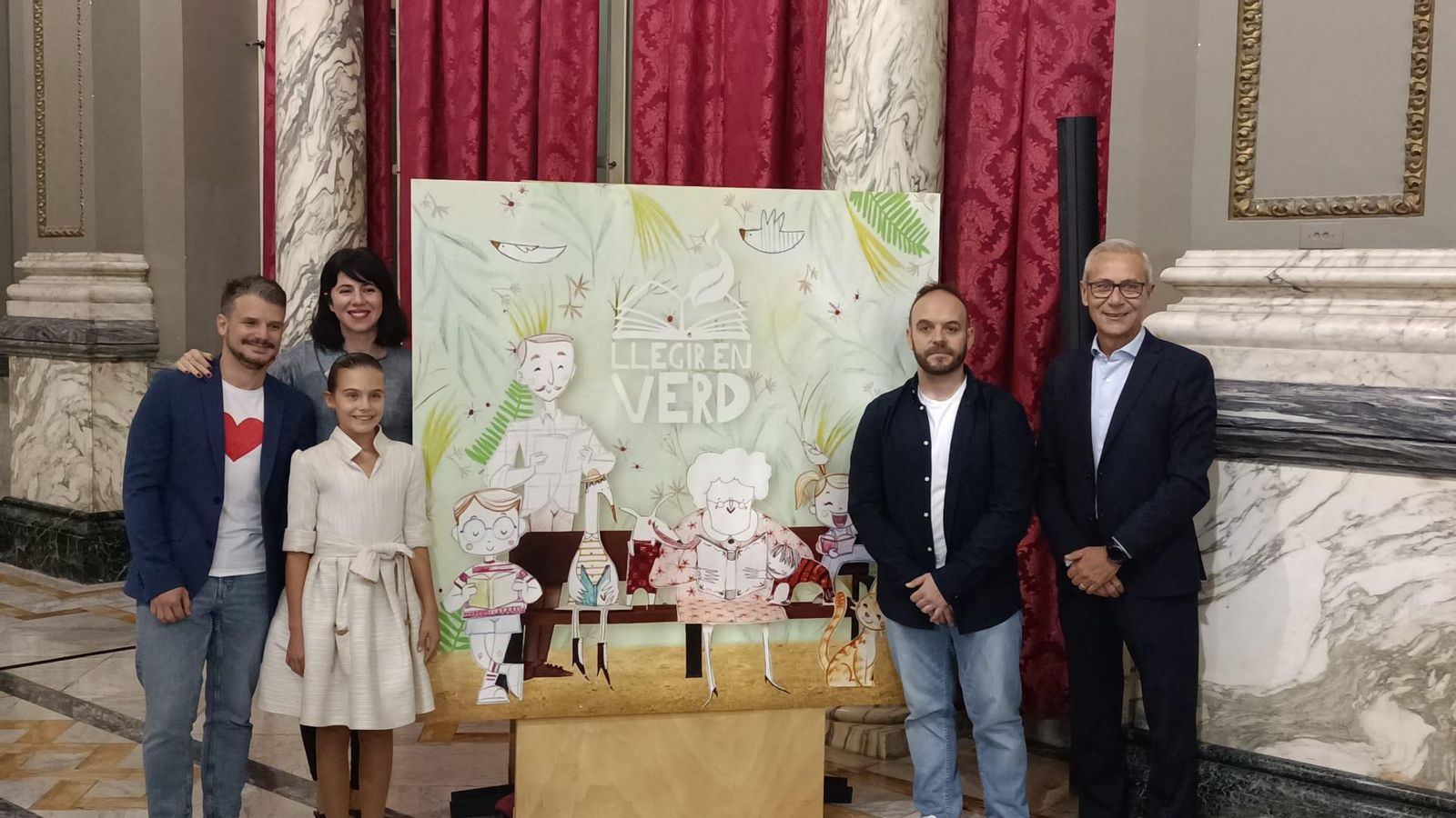 La fallera major infantil de València, Marina García, el regidor de Festes i Tradicions, Santiago Ballester, la dissenyadora Marina Puche i els artistes fallers, Ceballos&Sanabria, amb l'esbós de la falla municipal infantil