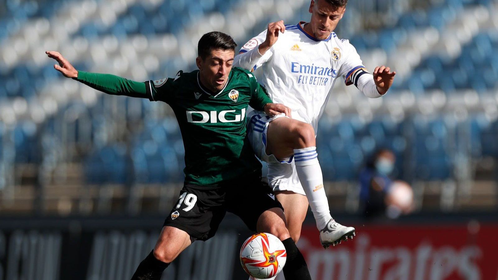 Pablo Hernández disputa un baló amb un rival