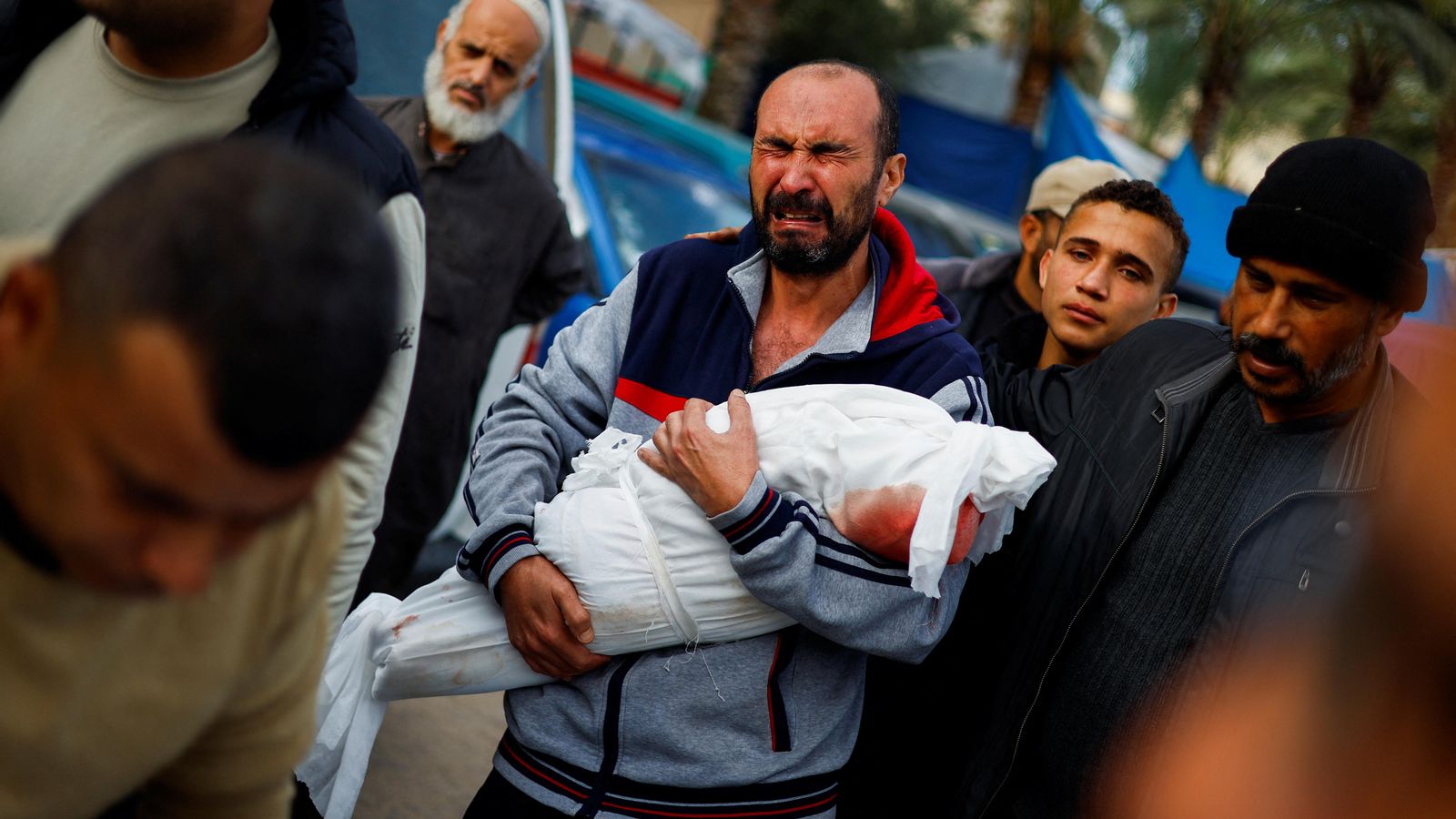 Un home palestí plora mentre porta el cos de la neboda, víctima d'un atac israelià a l'Hospital Al-Naser de Khan Yunis, al sud de la Franja de Gaza Un home palestí plora mentre porta el cos de la neboda, víctima d'un atac israelià a l'Hospital Al-Naser de Khan Yunis, al sud de la Franja de Gaza