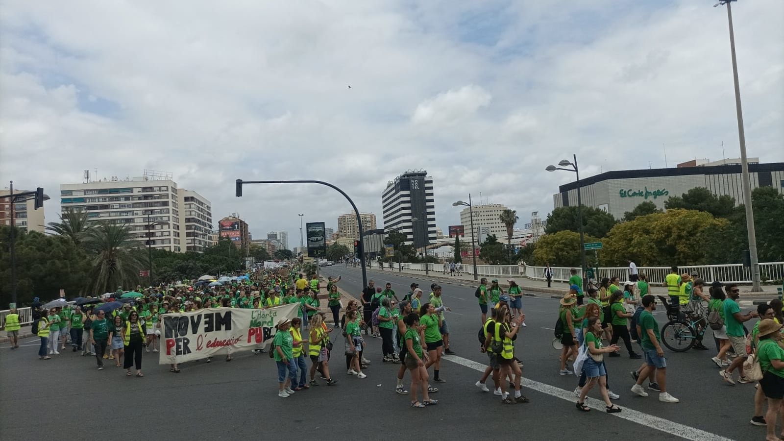 Imatge de la manifestació de docents d'este dijous, cap a la plaça de la Mare de Déu