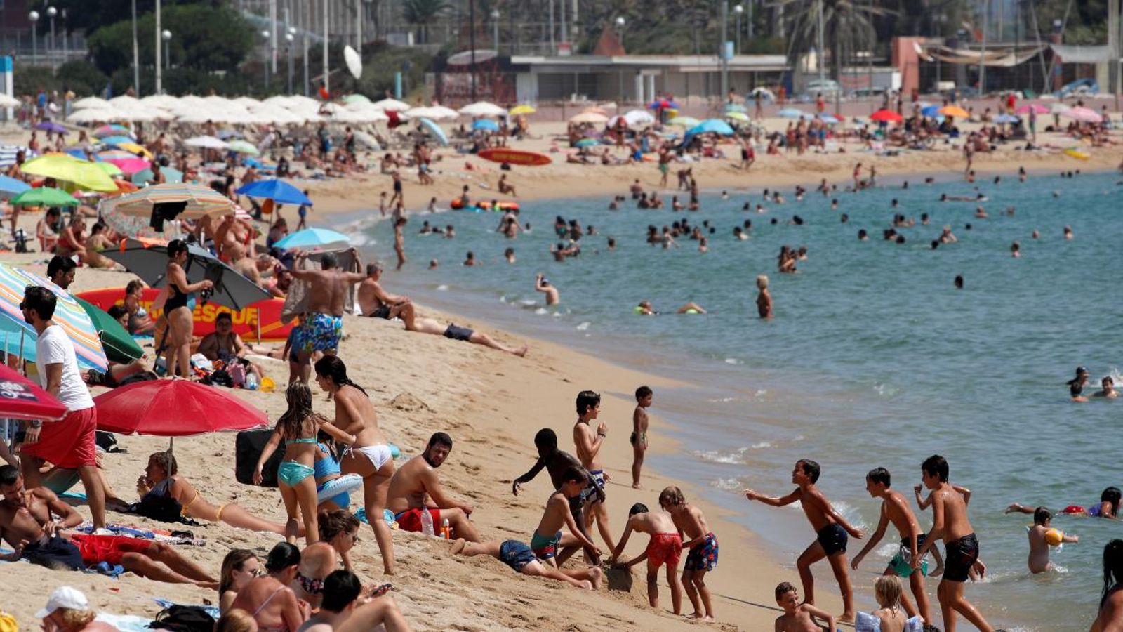 Banyistes a la platja del Bogatell, a Barcelona