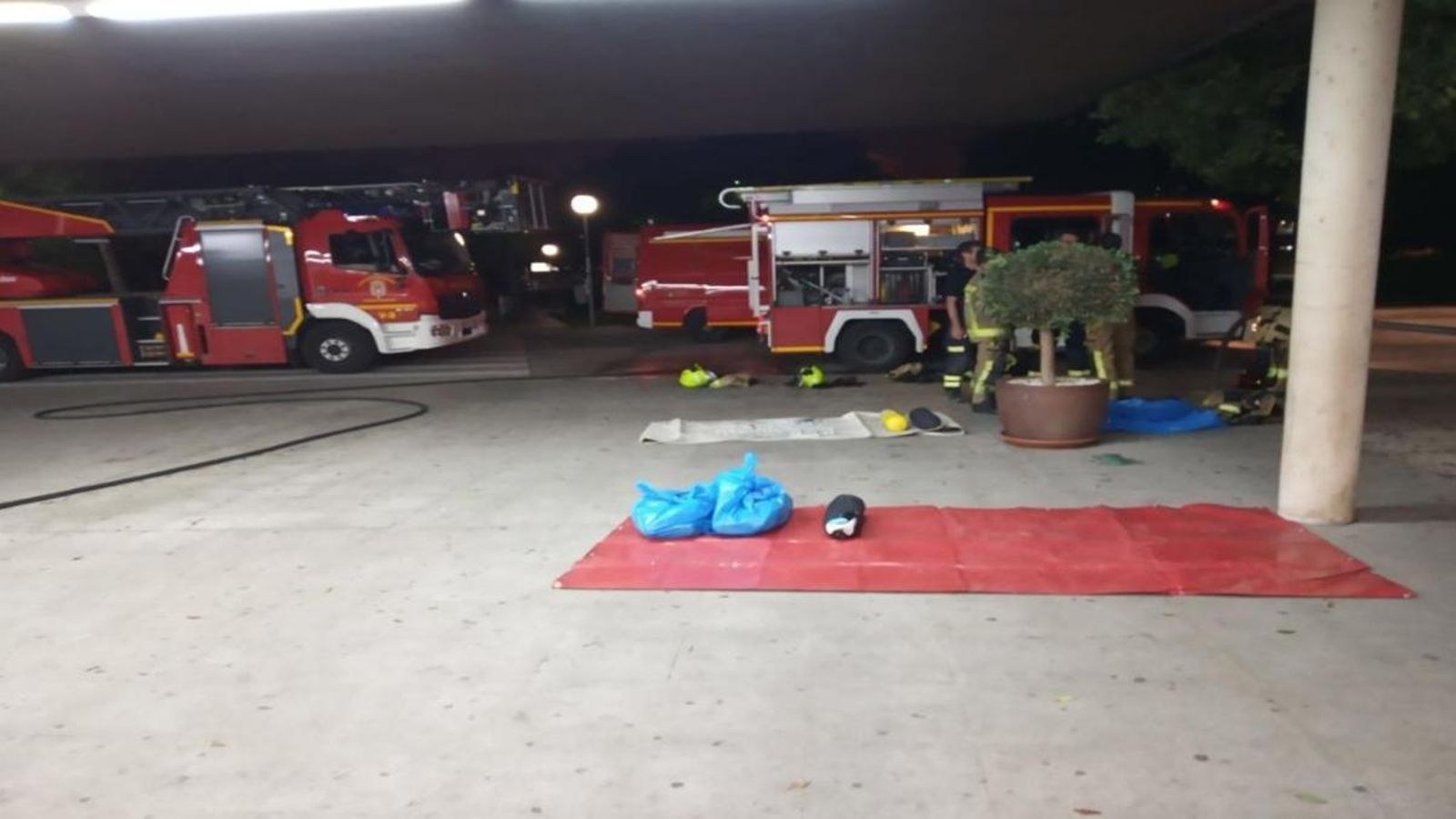 Efectius de bombers que han participat en l’extinció del foc a l’hospital Efectius de bombers que han participat en l’extinció del foc a l’hospital