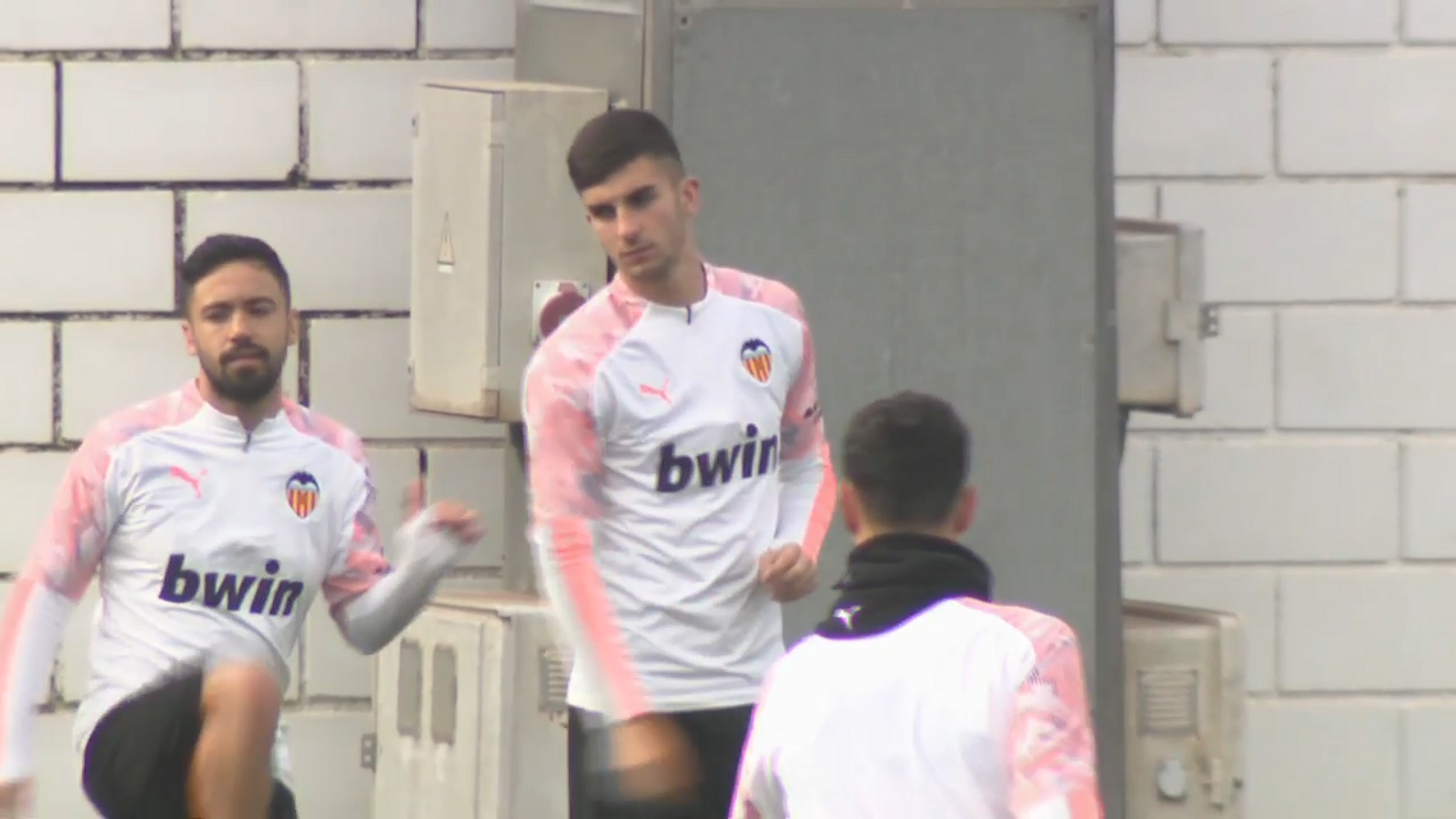 Jugadors del Valencia s'entrenen amb publicitat d'una casa d'apostes en la samarreta