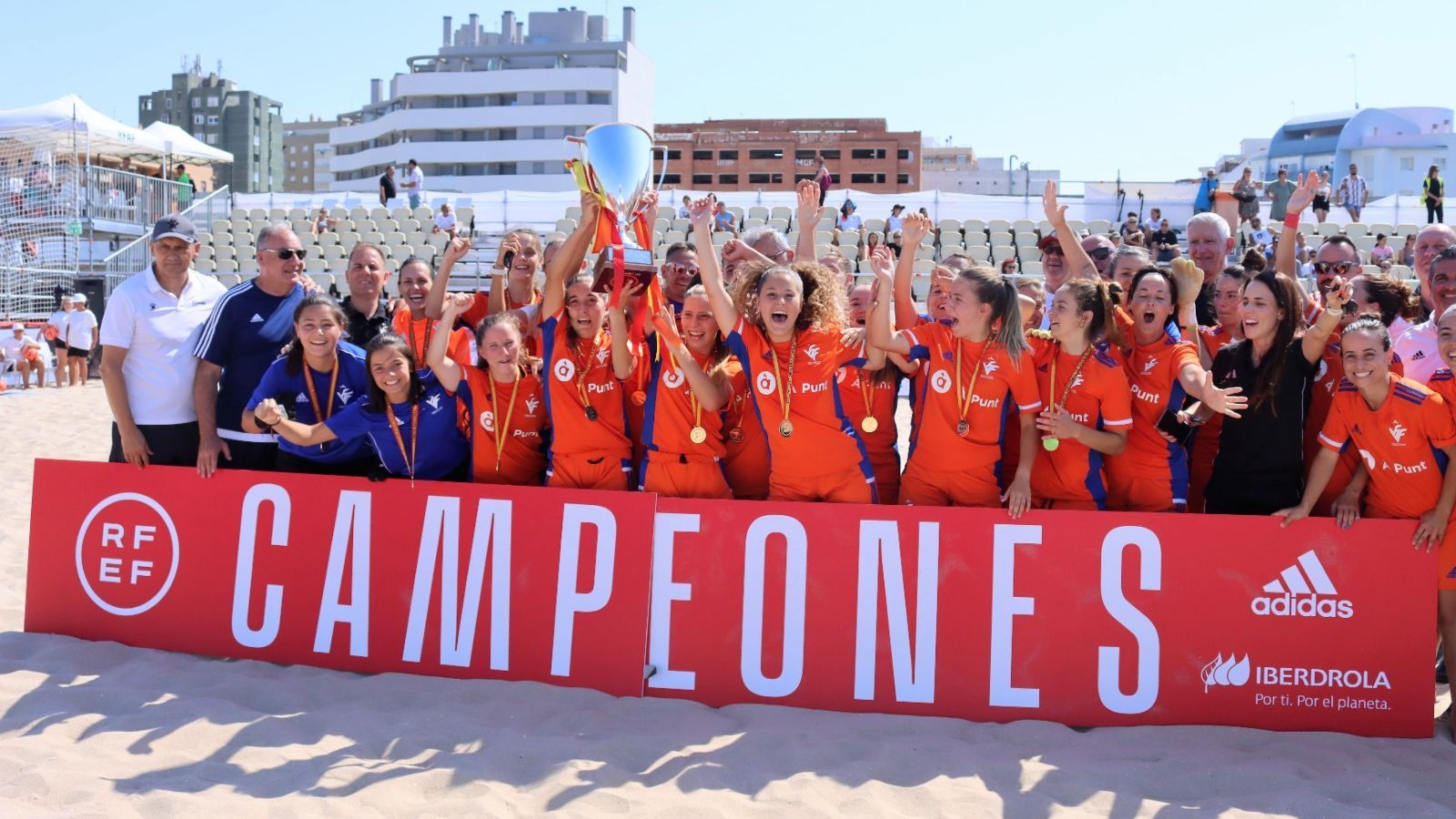 La seleccio valenciana alça el trofeu de campiones