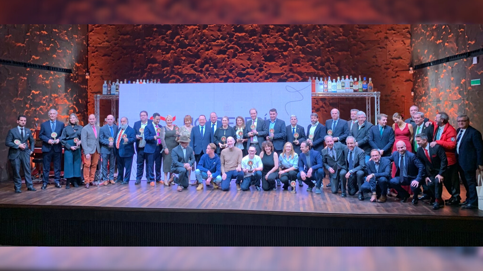 Foto de família de tots els guardonats i guardonades en els premis Hostelería de España