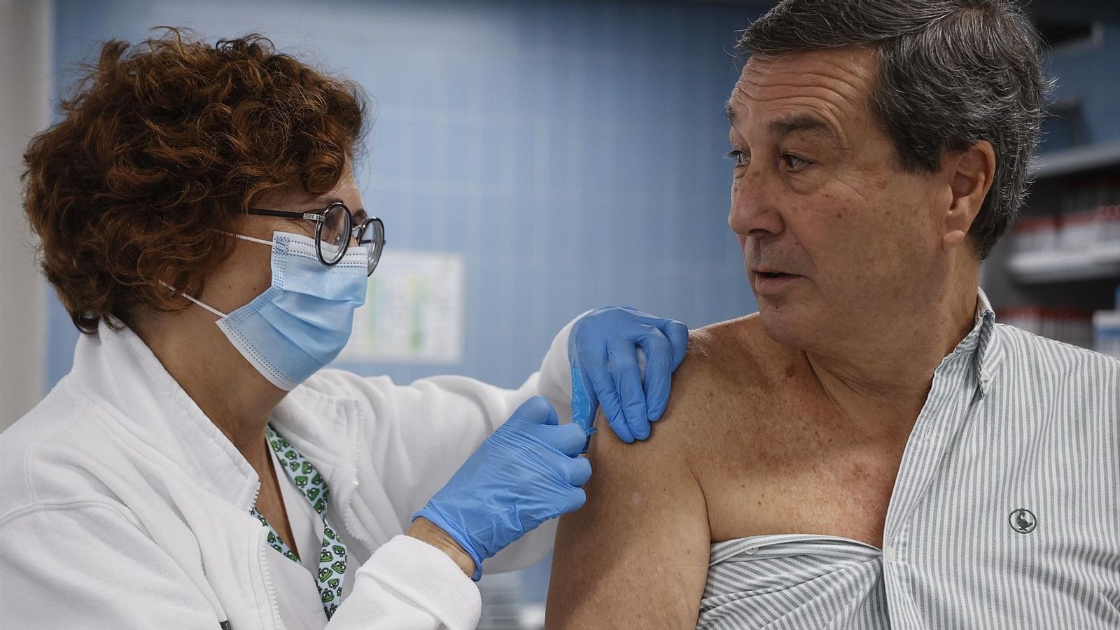 El conseller de Sanitat, Marciano Gómez, es vacuna de grip i covid en un ambulatori