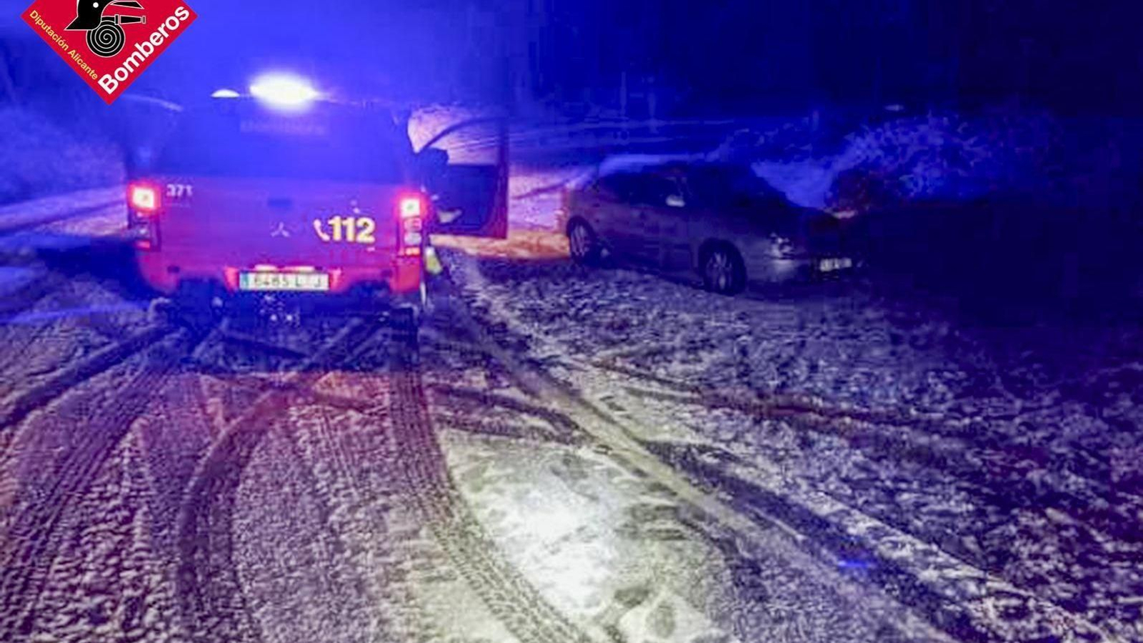 Una de les intervencions dels bombers d'Alacant per a ajudar conductors atrapats en les carreteres cobertes per la neu