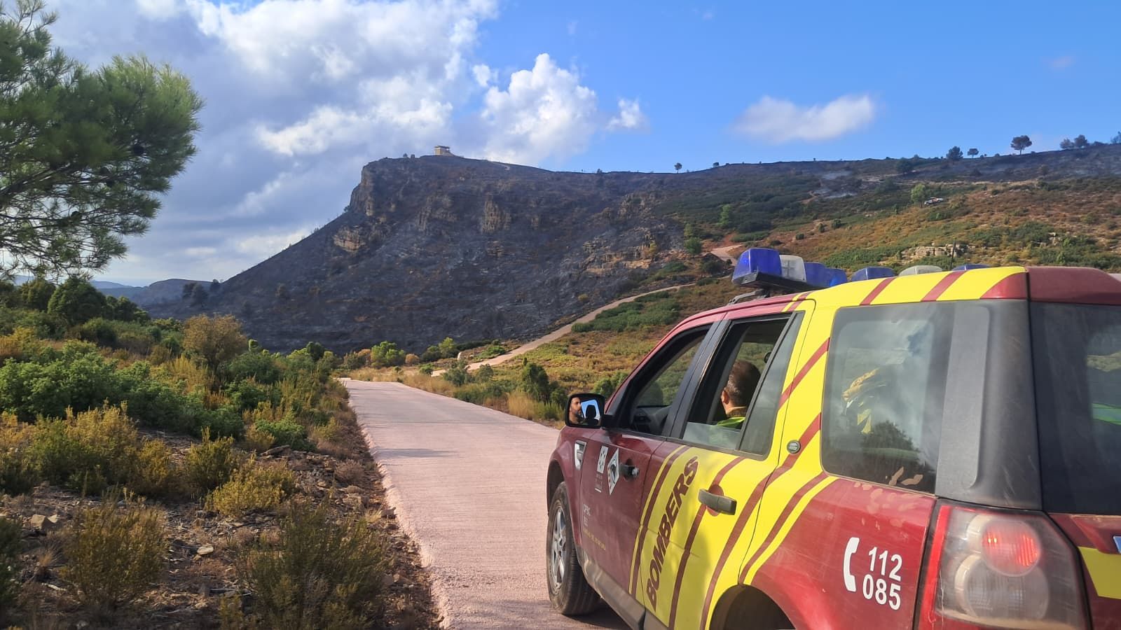 Bombers treballen en la zona afectada per l’incendi de la serra Calderona, a Gátova.