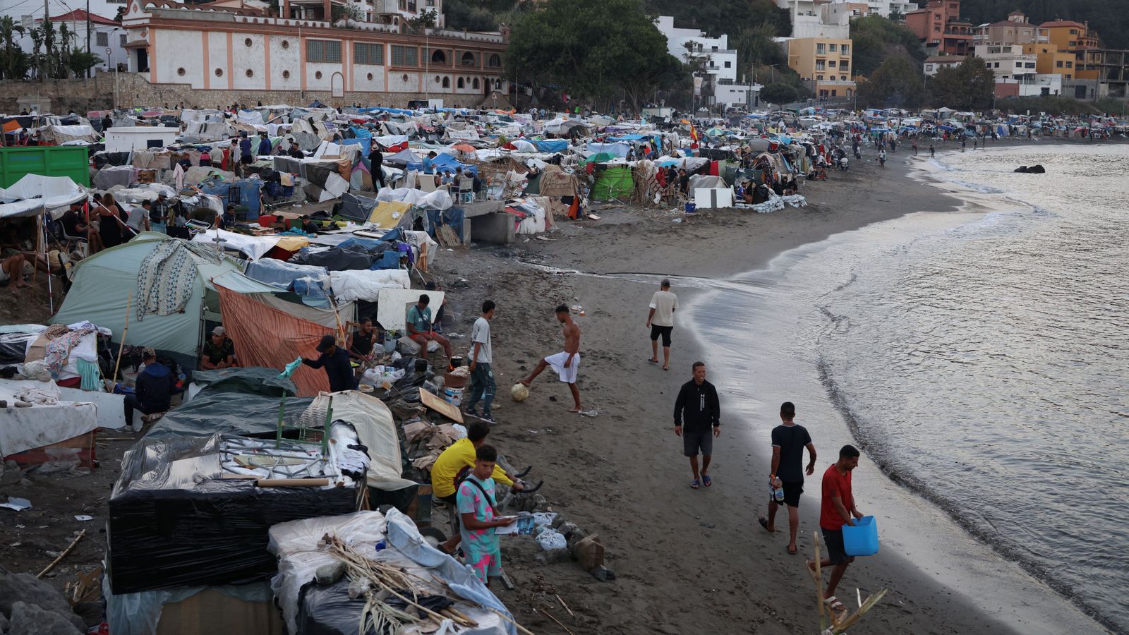 Tendes en la platja del Trampolí, a Ceuta