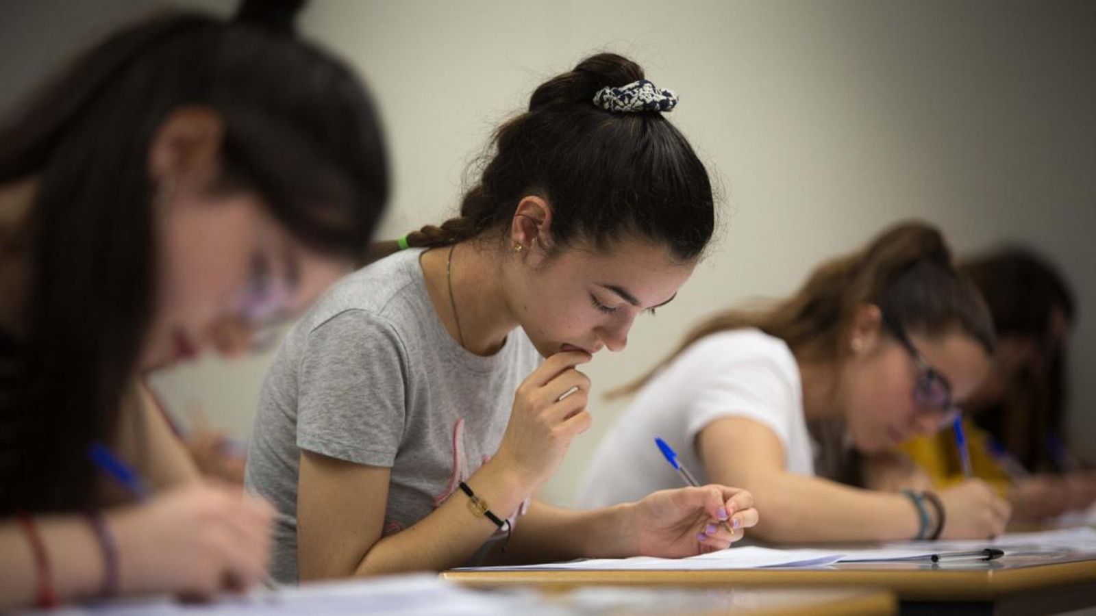 Unes alumnes realitzen el primer examen de les proves d'accés a la universitat