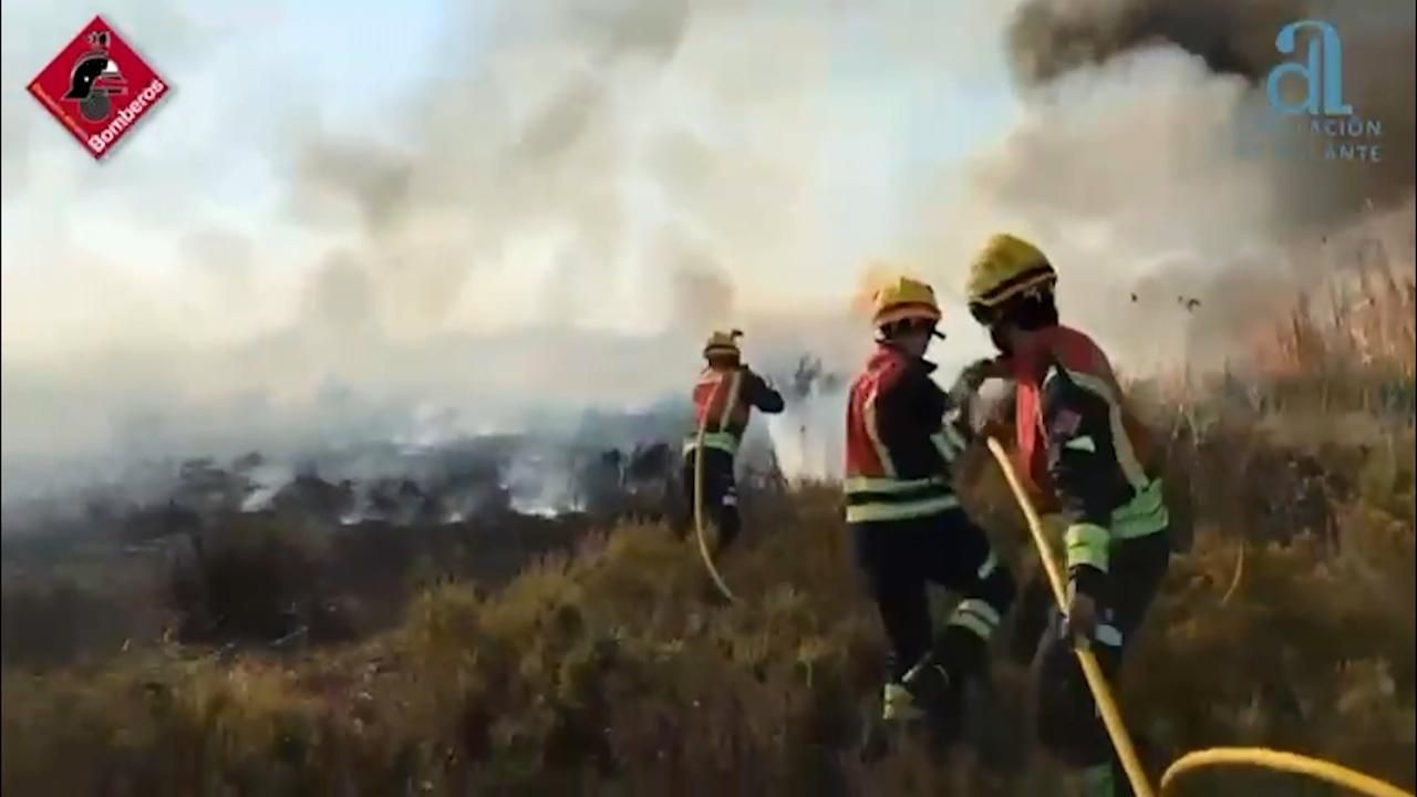 Bombers treballen per extingit l'incendi de les Salines de Torrevieja