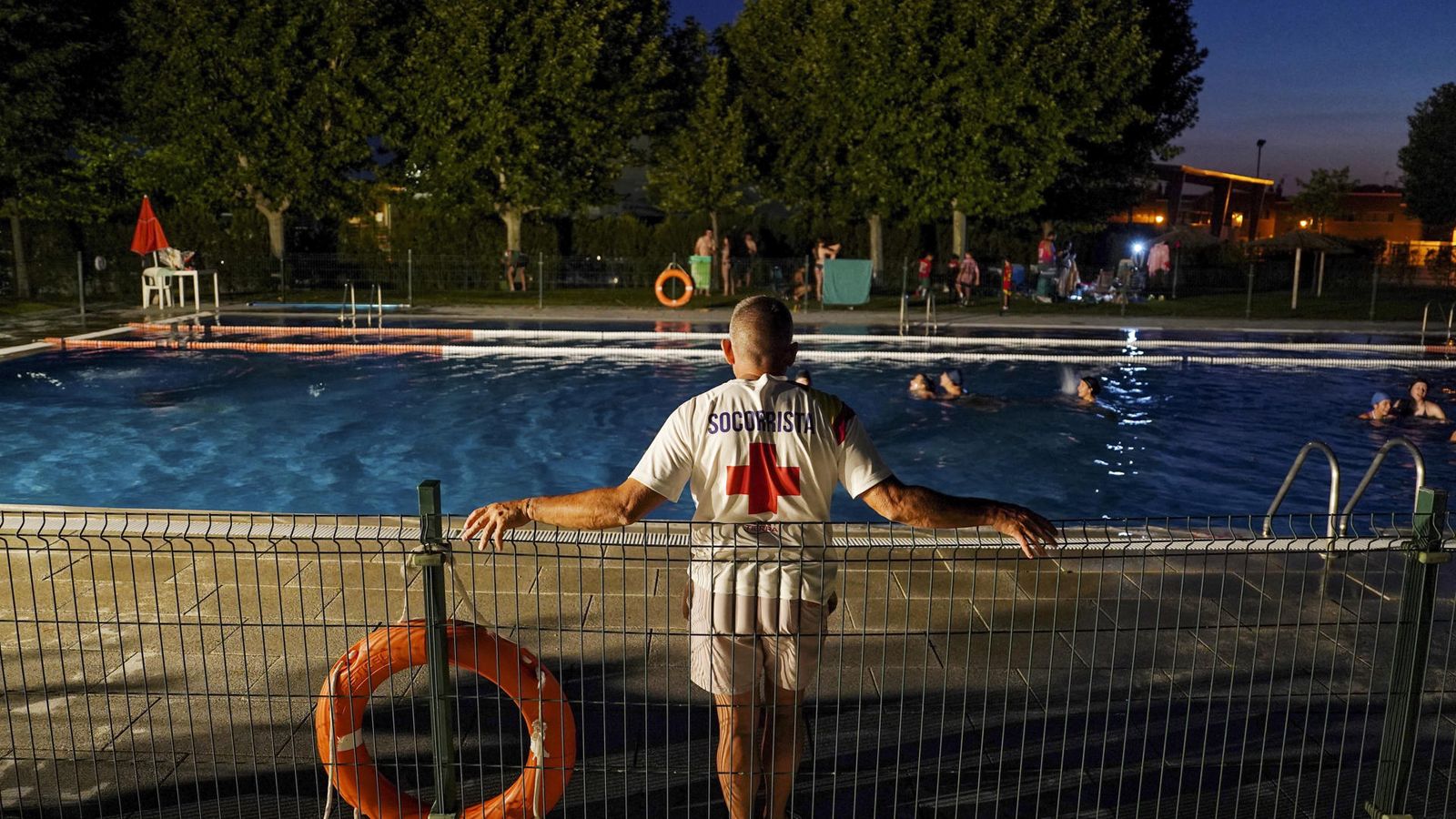 Una piscina obre de nit per a combatre la calor en una imatge d'arxiu