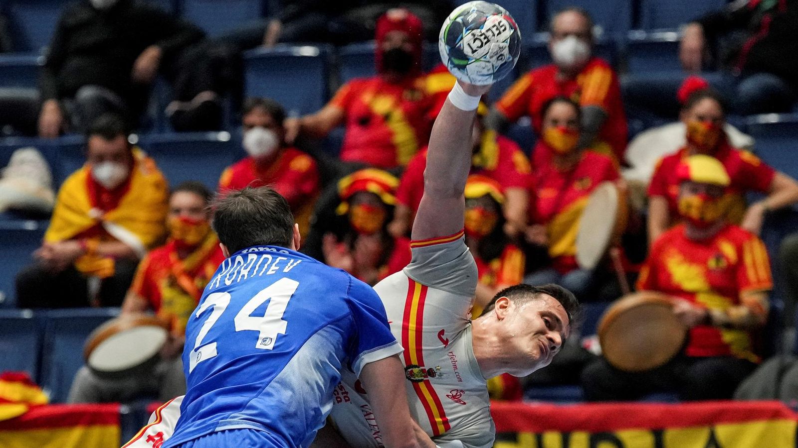 Jose Maria Marquez Coloma tracta de fer un llançament a porteria