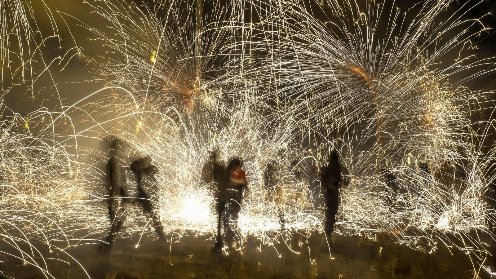 Elx es va fer de dia amb les desenes de carretilles que es van disparar