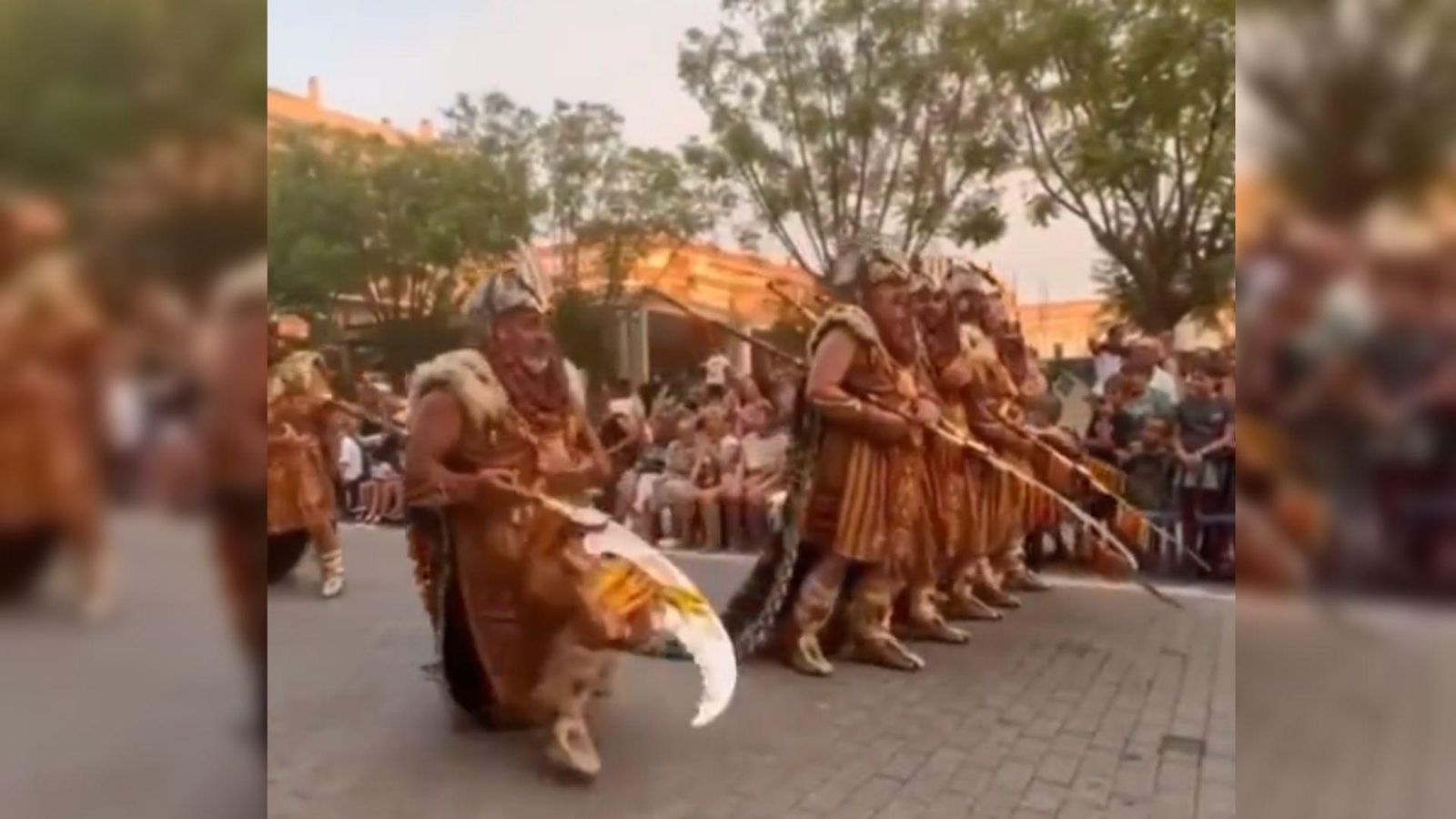 Un dels instegrants de l'Esquadra del Mig cau durant la Desfilada de Gala dels moros i cristians de Dénia