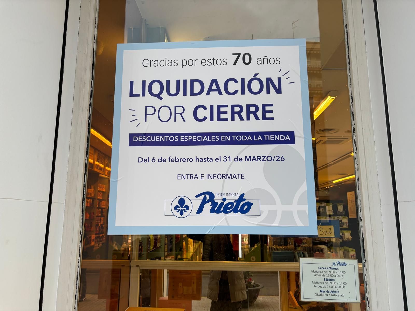 Cartell de liquidació de Perfumería Prieto