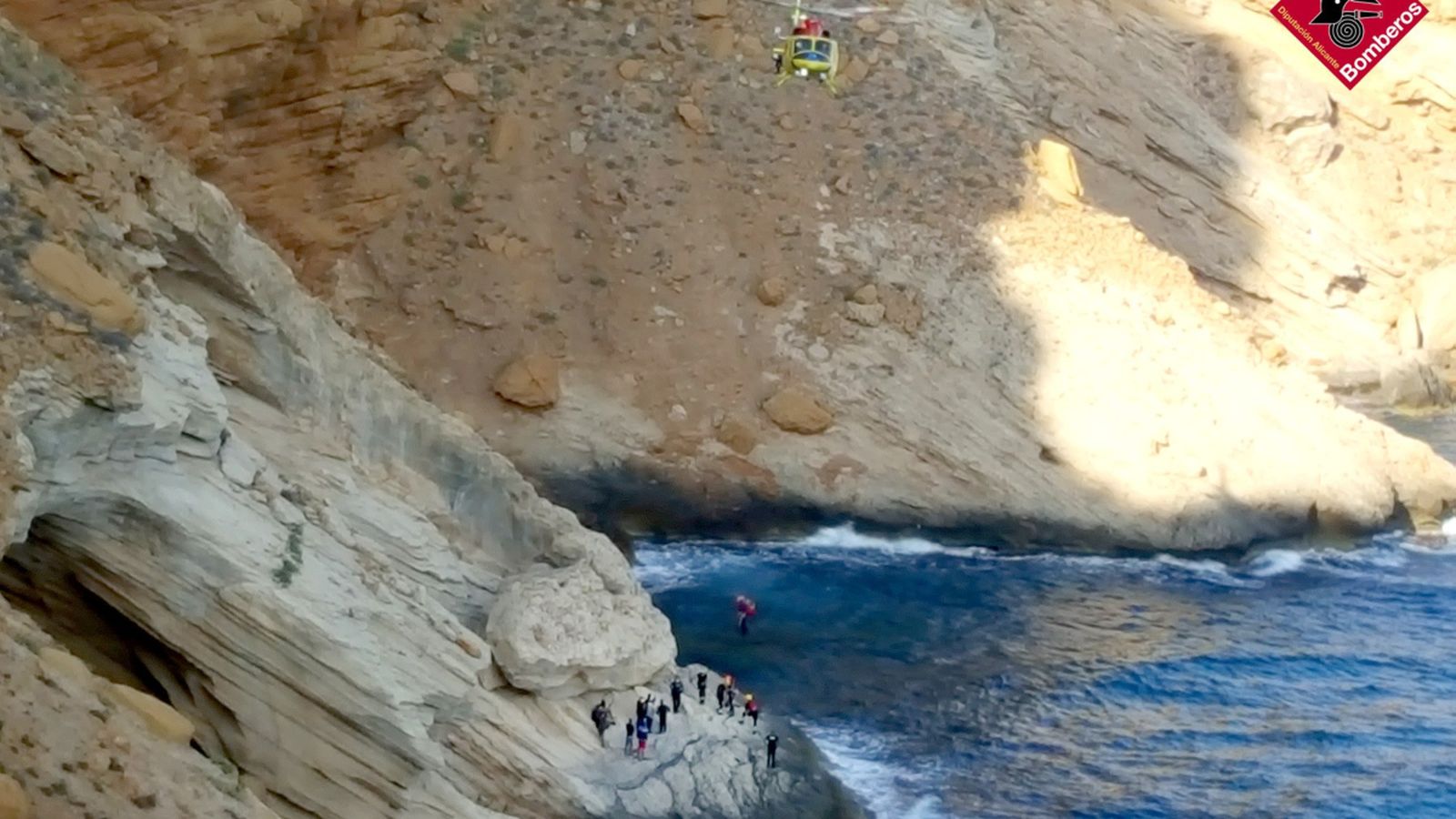 Rescat dels bombers d'Alacant a les persones que han arribat a la costa de Benidorm
