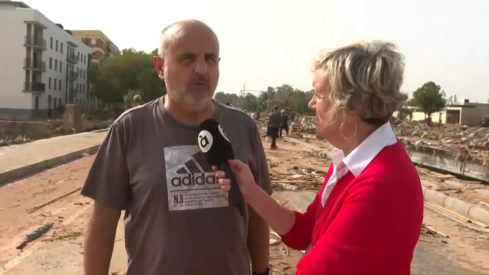 Mira l'entrevista al policia local de Paiporta