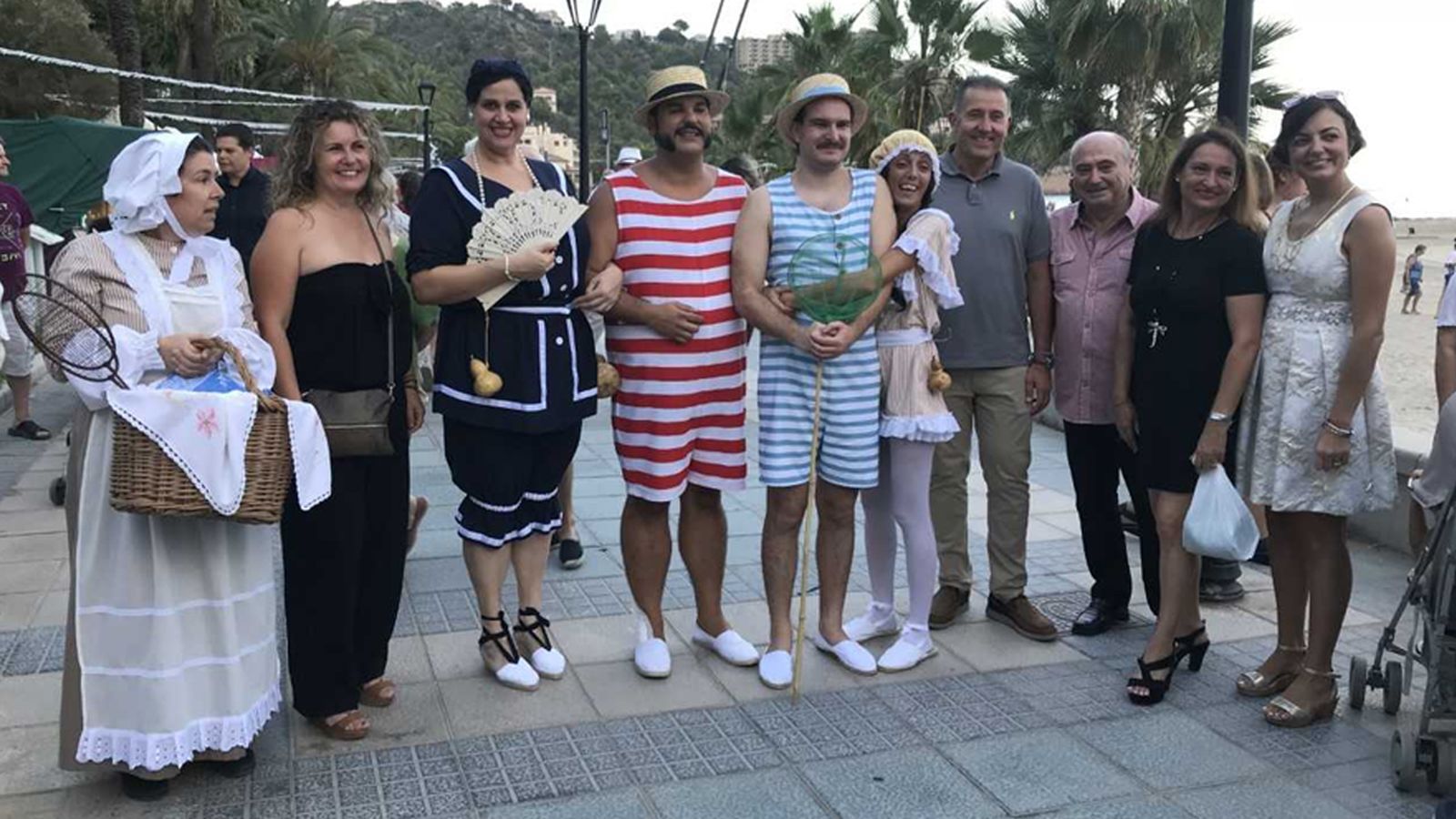 Alguns dels participants acudeixen amb la vestimenta pròpia dels anys 20.