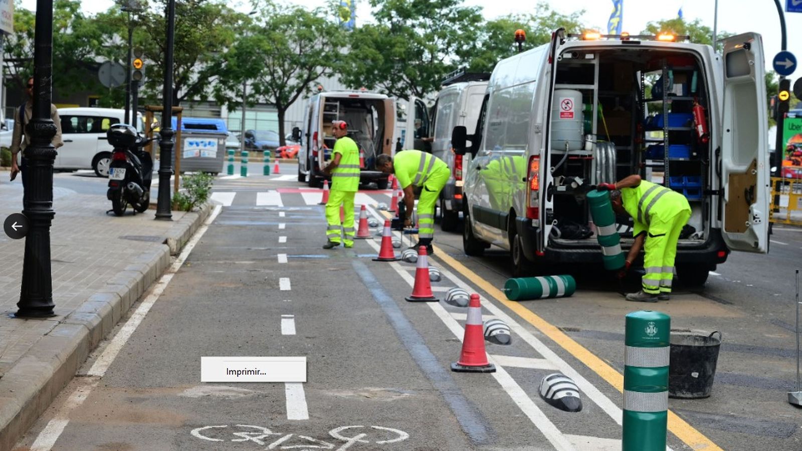 Obres al carrer José Andreu Alabarta mantenint el doble sentit del carril bici en l'últim tram del carrer, mentre que la resta es manté com a ciclocarrer