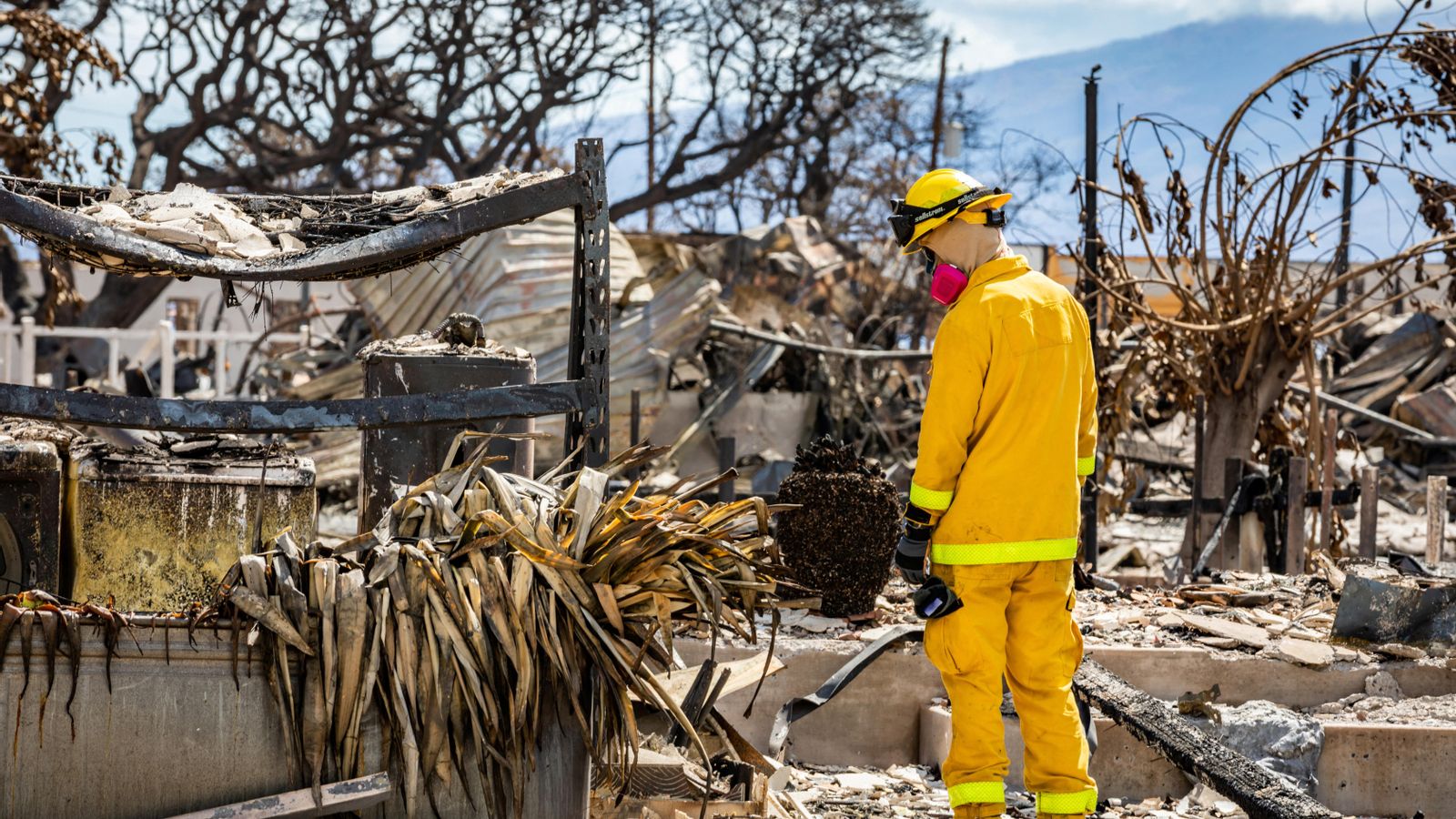 Personal d'emergències treballa en les zones danyades pels incendis forestals de Maui