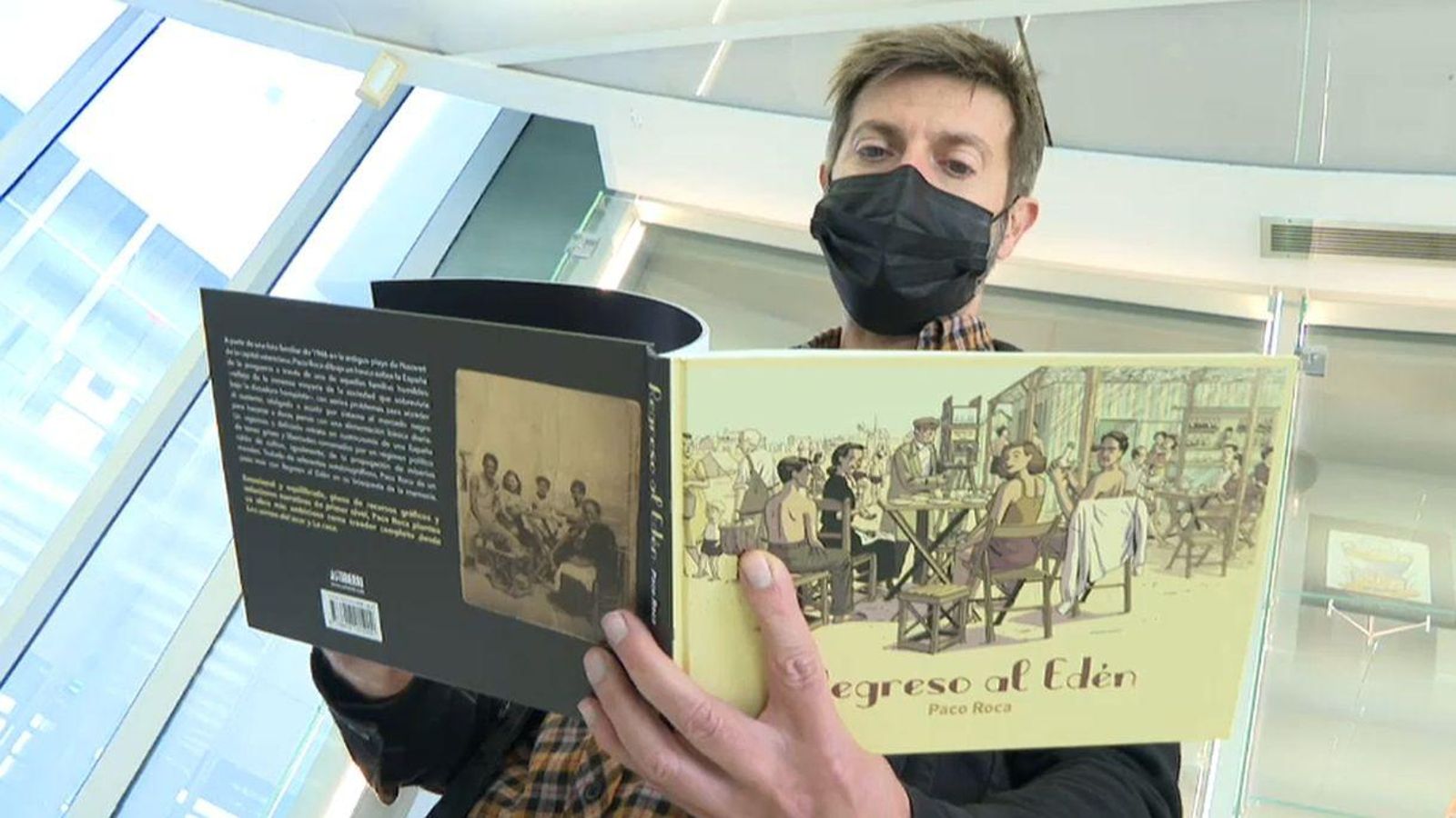 El dibuixant Paco Roca fulleja 'Regreso al Edén' quan el va presentar en À Punt el 2020