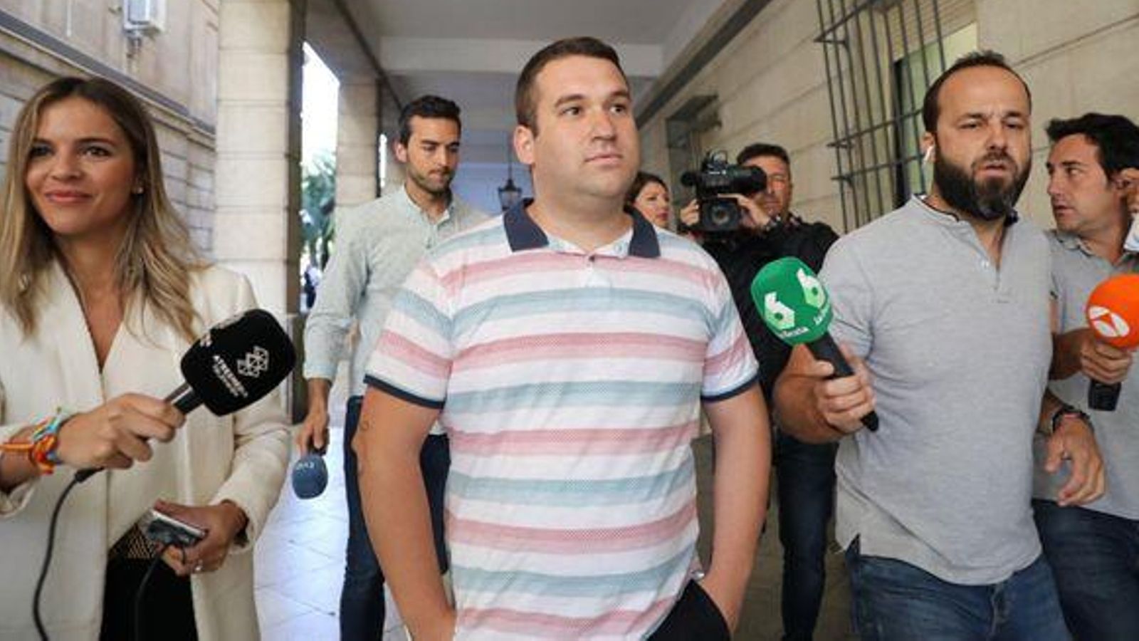 José Ángel Prenda accedeix als jutjats de Sevilla en una imatge d'arxiu José Ángel Prenda accedeix als jutjats de Sevilla en una imatge d'arxiu