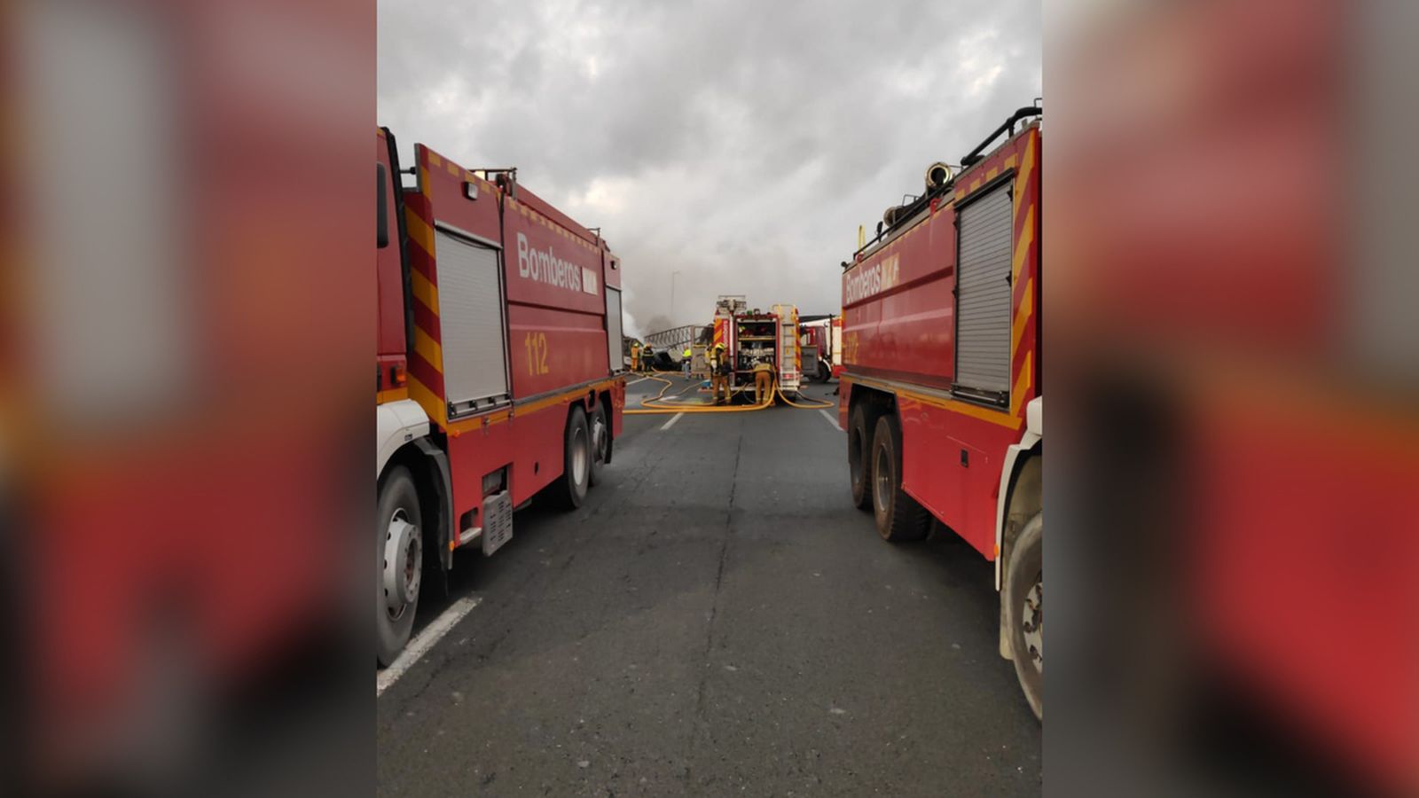Els bombers treballen en la zona del sinistre