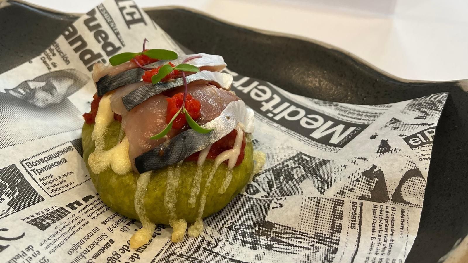 Coca alcoiana d'espinac, titaina, allioli i cavalla