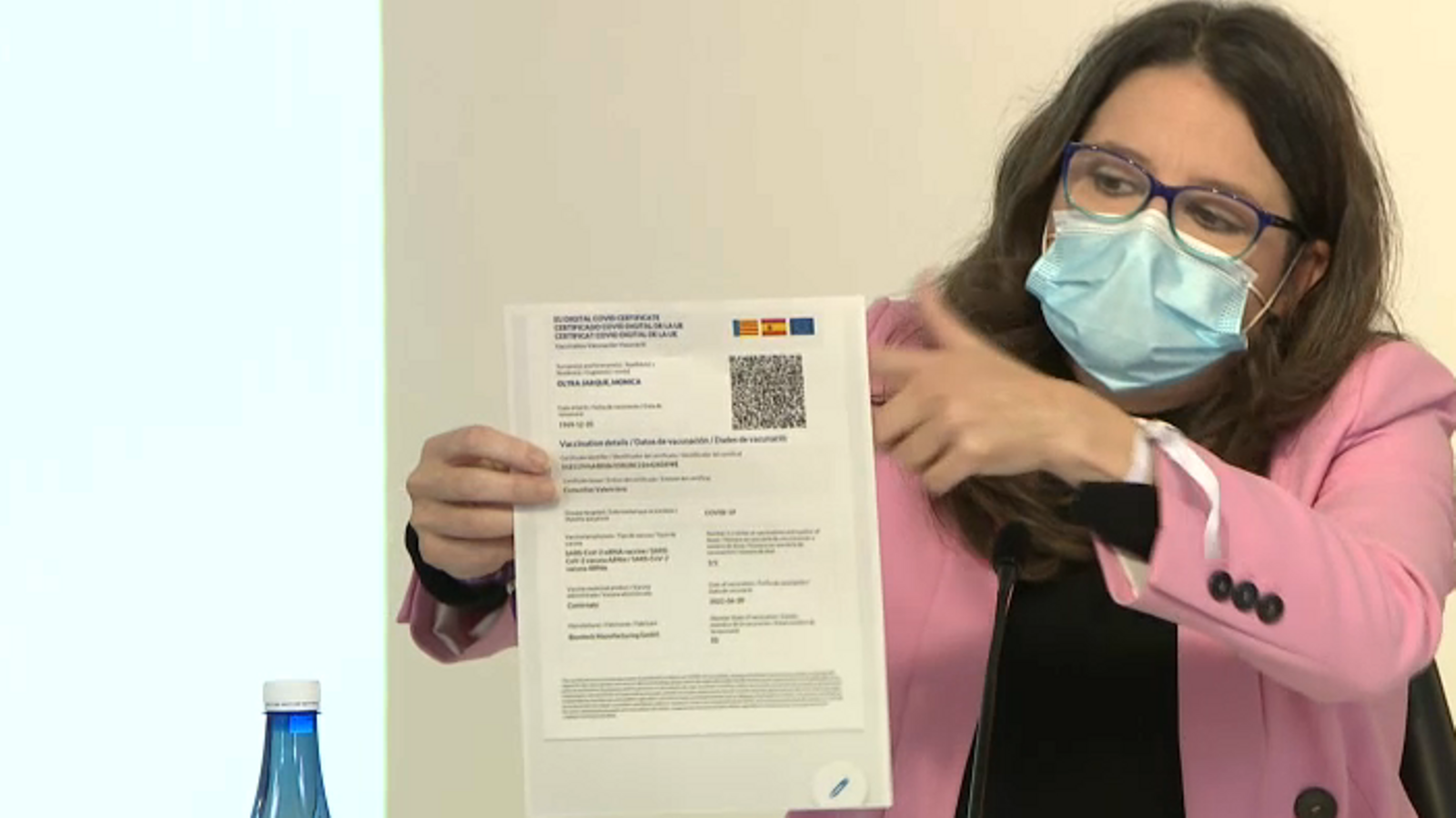Oltra mostra el seu certificat Covid