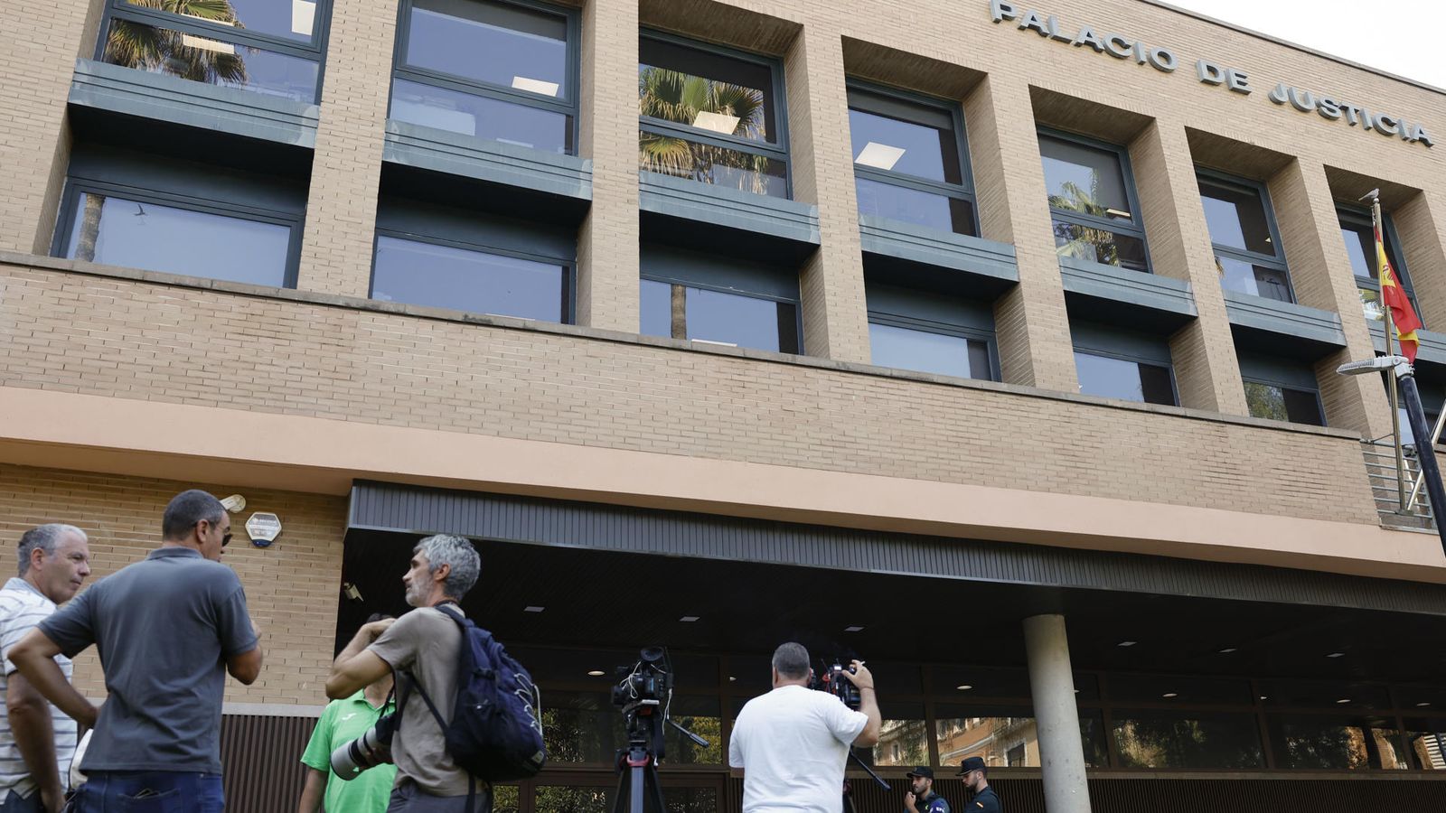 Els mitjans de comunicació concentrats a les portes del jutjat de Catarroja, on ha declarat este dimecres l'alcaldessa de València