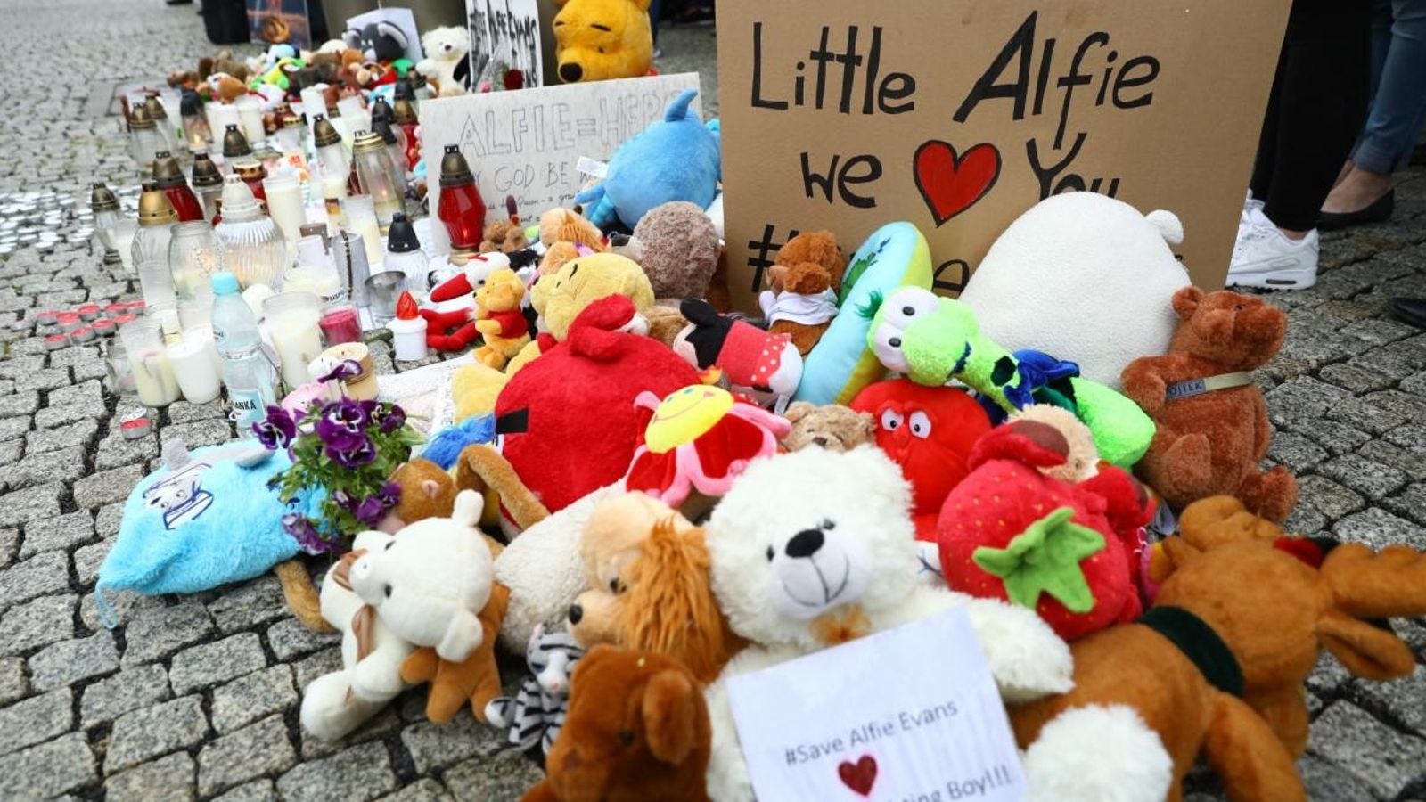 Ciris, flors i peluixos en senyal de suport als pares d'Alfie Evans