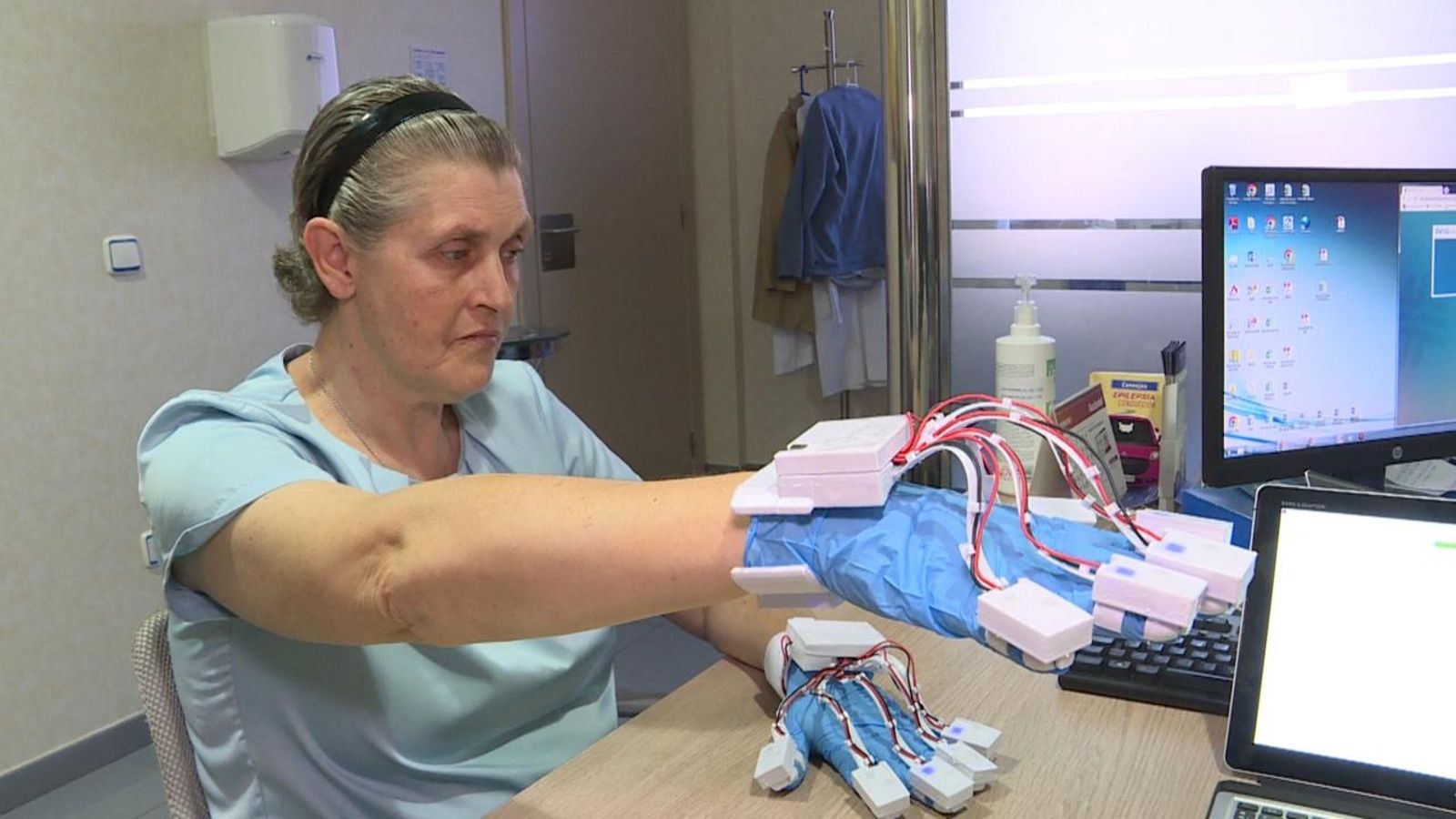 Una dona prova els guants que ajuden a detectar el parkinson