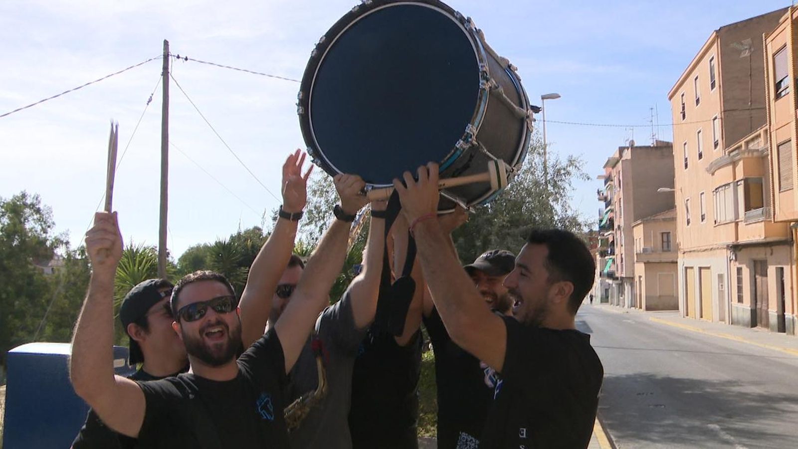 La xaranga, celebrant la recuperació de l'estimat bombo